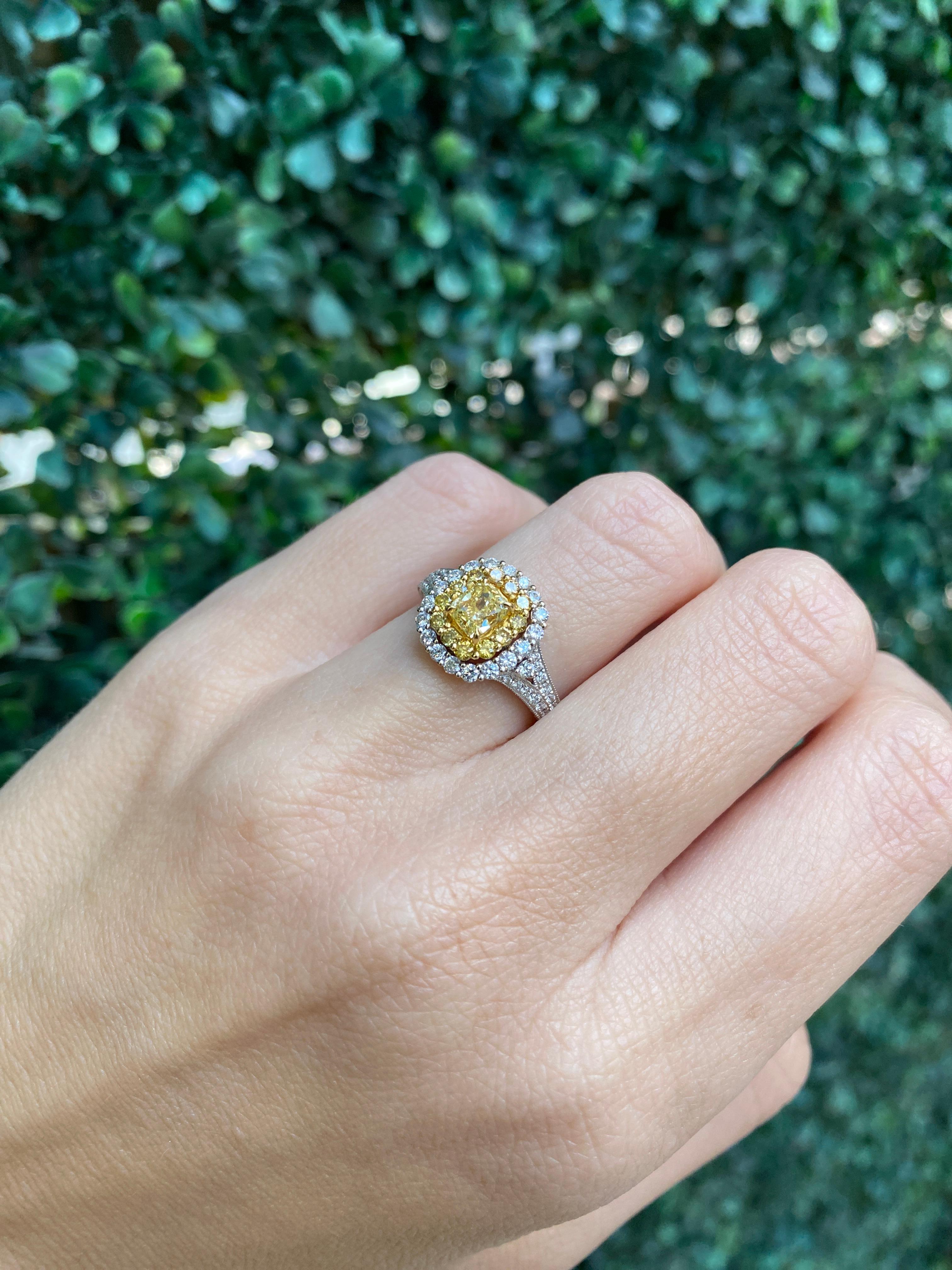 0,68 Karat gelber Fancy-Diamant in 18 Karat Gold, kissenförmiger Doppel Halo im Angebot 6