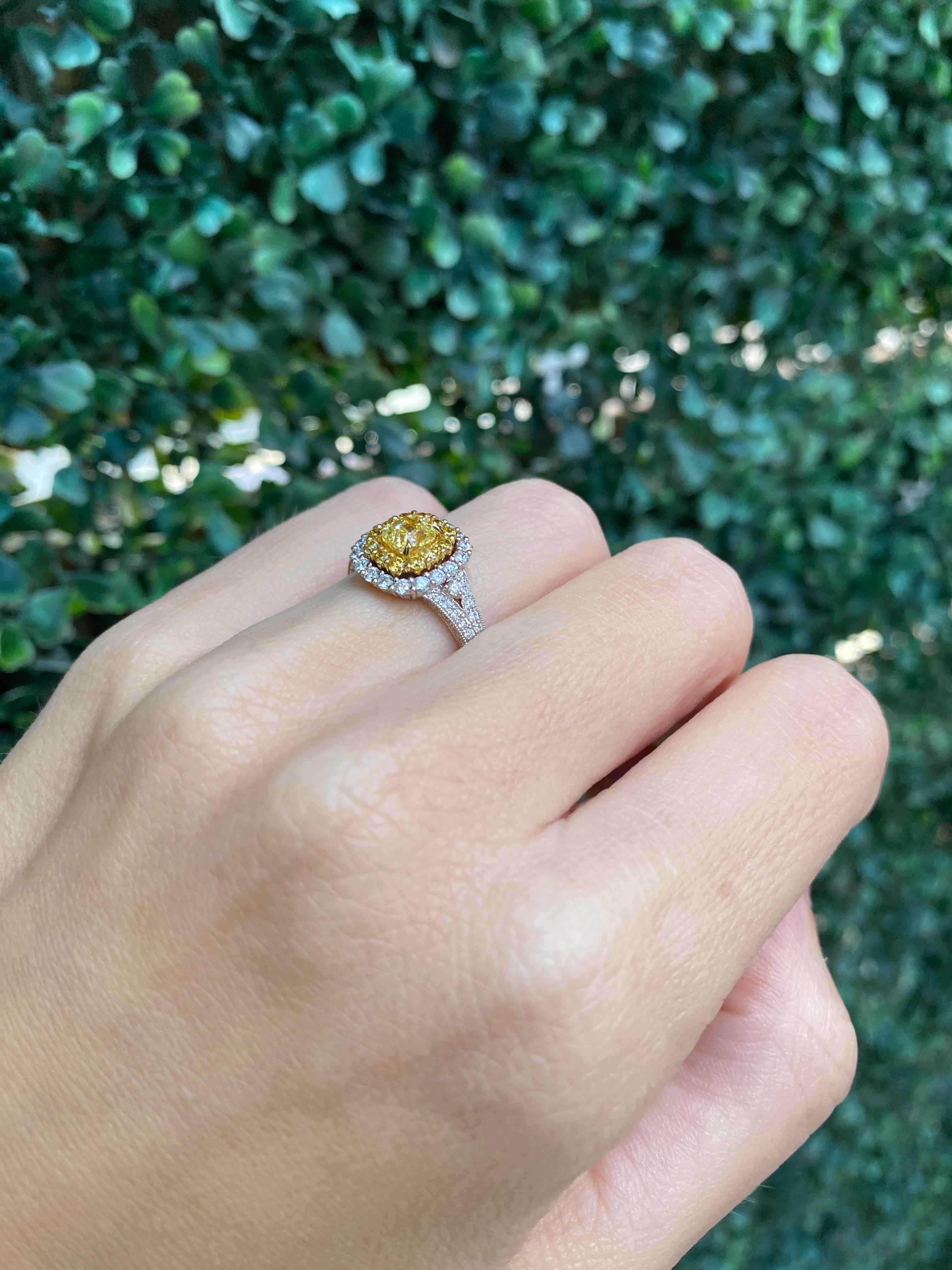0,68 Karat gelber Fancy-Diamant in 18 Karat Gold, kissenförmiger Doppel Halo im Angebot 7
