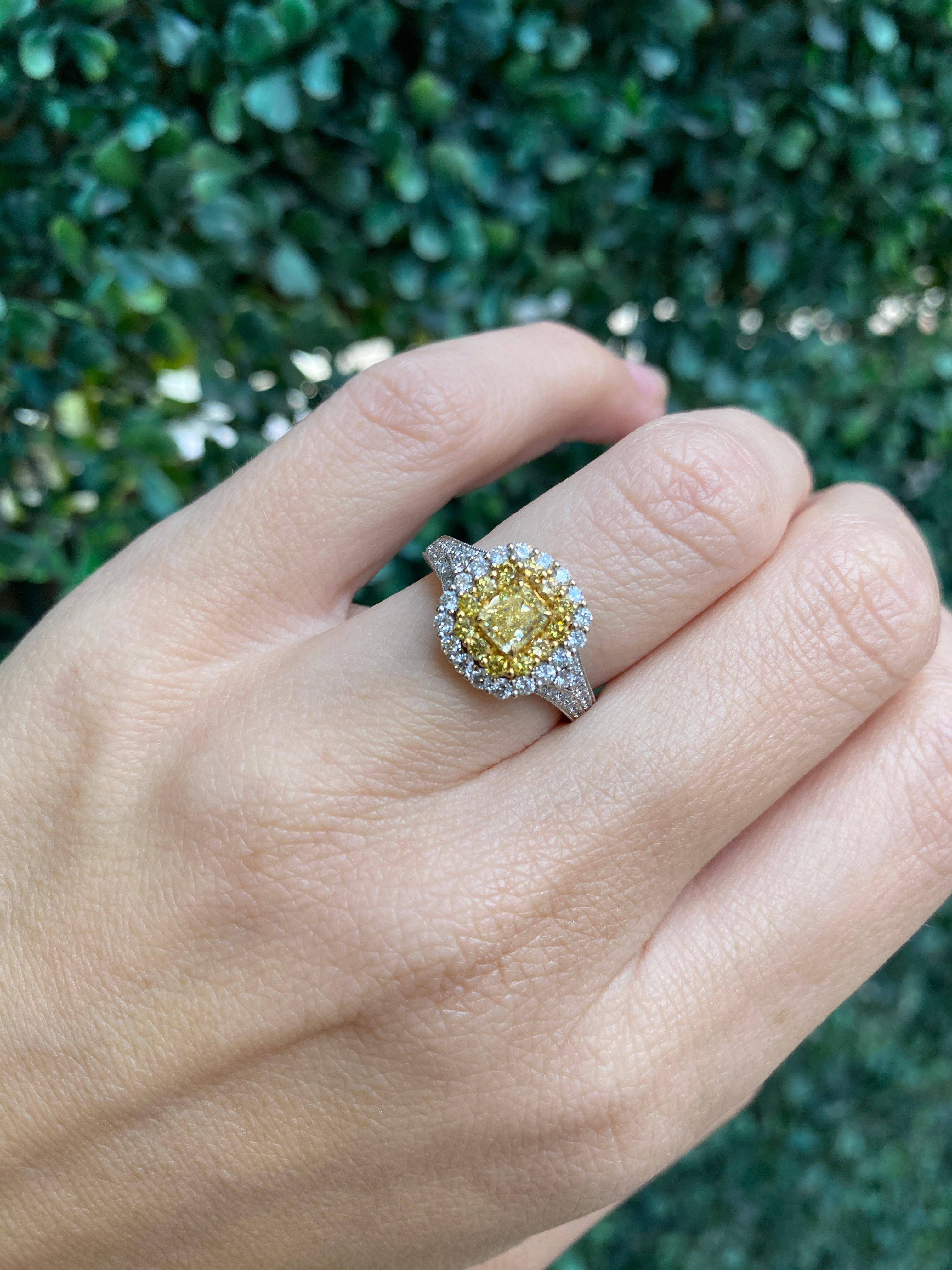 0,68 Karat gelber Fancy-Diamant in 18 Karat Gold, kissenförmiger Doppel Halo im Angebot 8