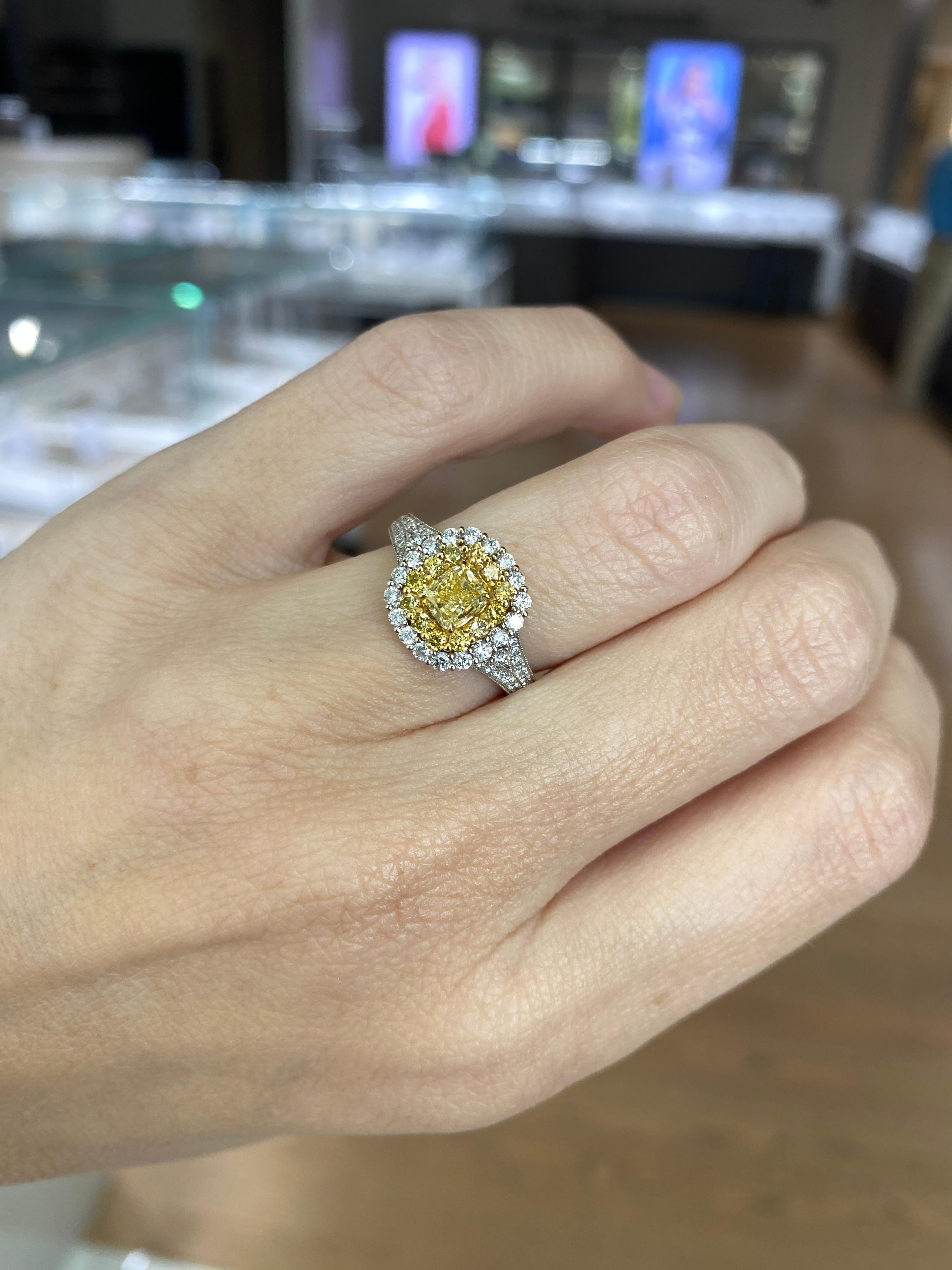 0,68 Karat gelber Fancy-Diamant in 18 Karat Gold, kissenförmiger Doppel Halo im Angebot 9