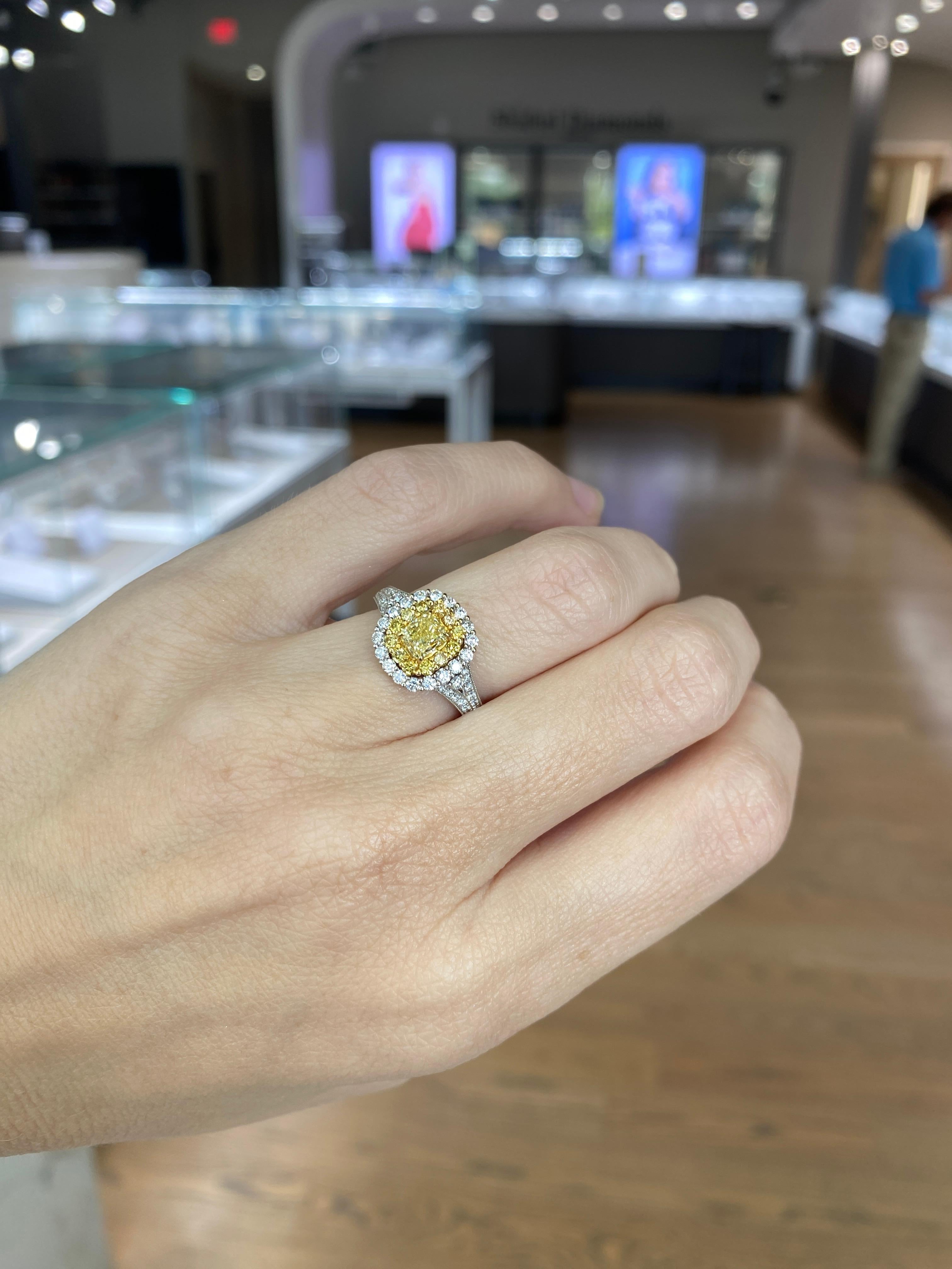 0,68 Karat gelber Fancy-Diamant in 18 Karat Gold, kissenförmiger Doppel Halo im Angebot 10
