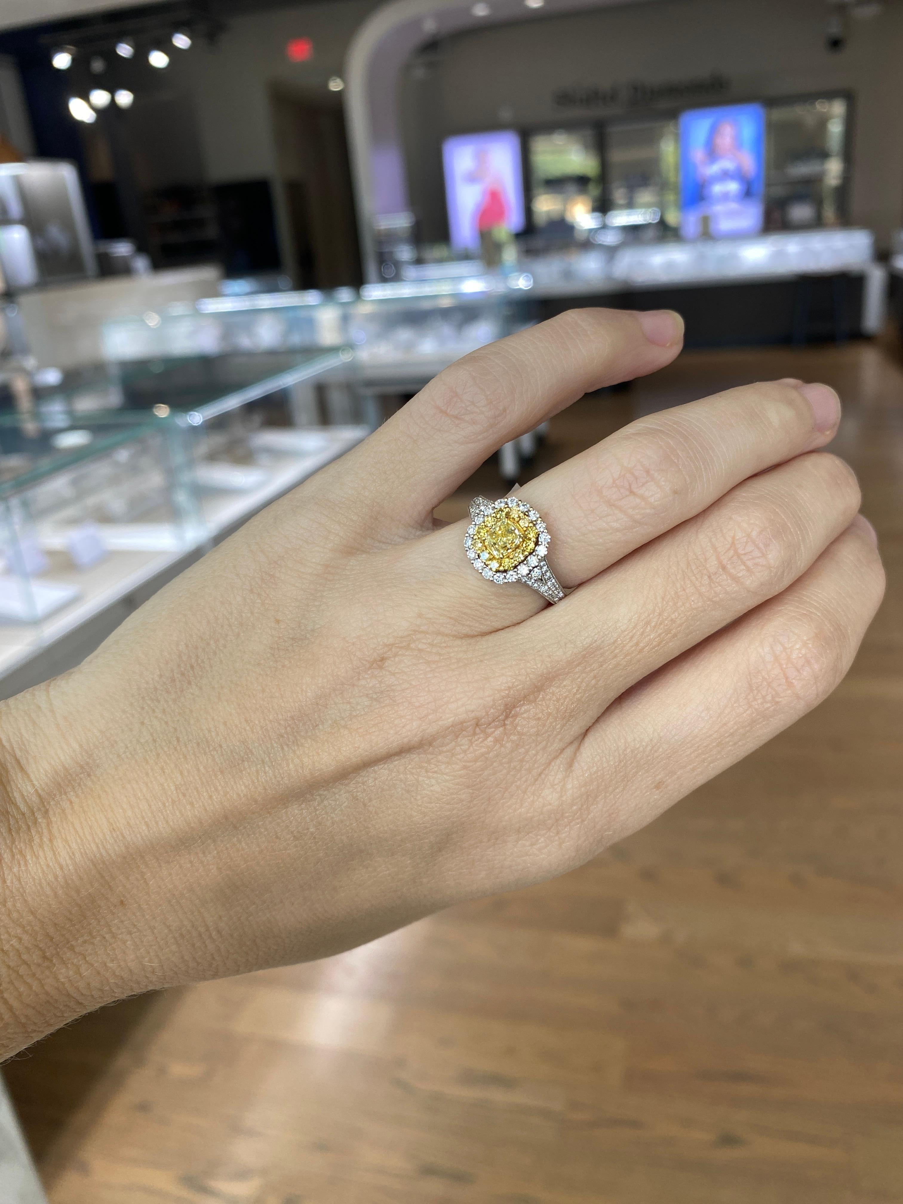 0,68 Karat gelber Fancy-Diamant in 18 Karat Gold, kissenförmiger Doppel Halo im Angebot 11