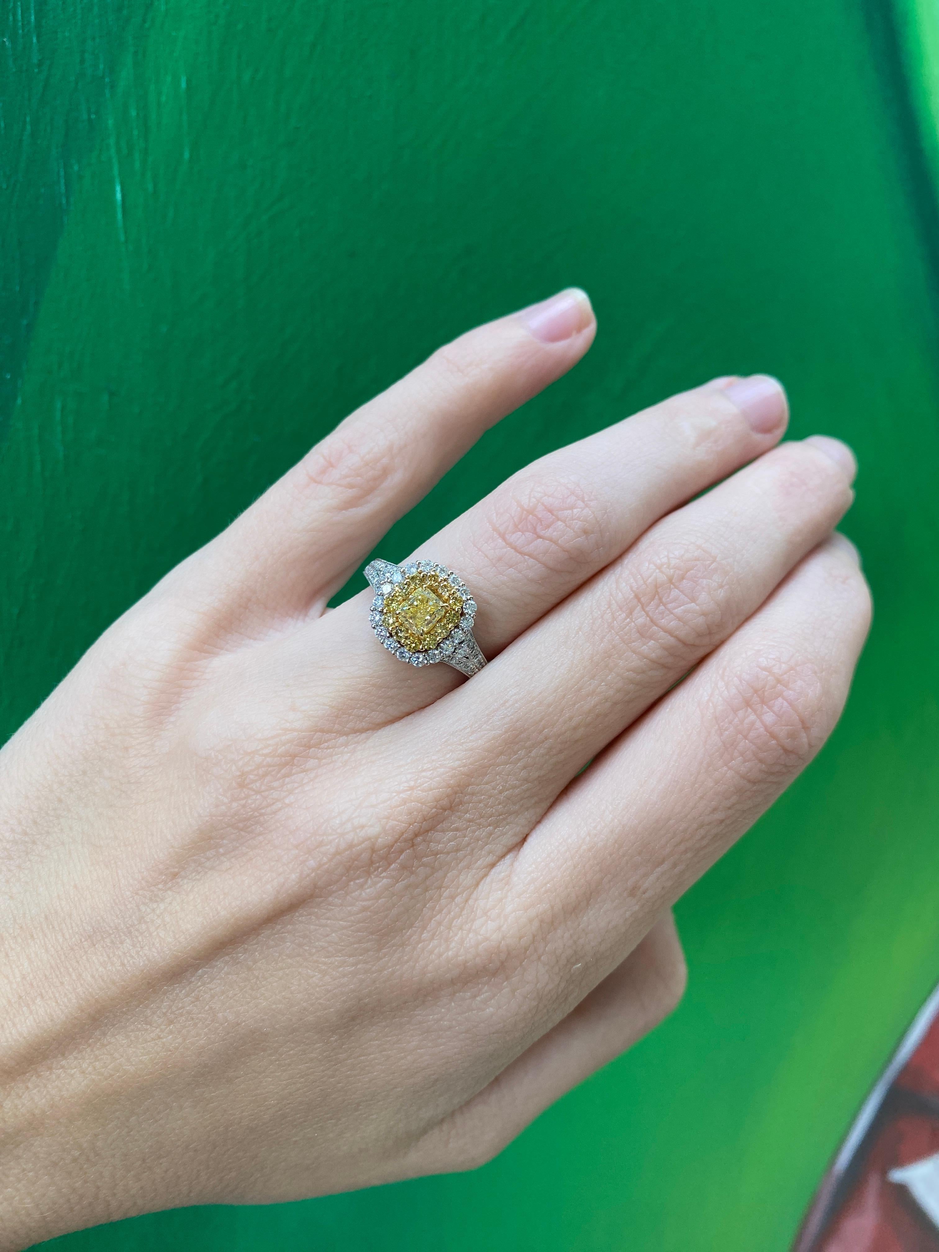 0,68 Karat gelber Fancy-Diamant in 18 Karat Gold, kissenförmiger Doppel Halo im Angebot 2