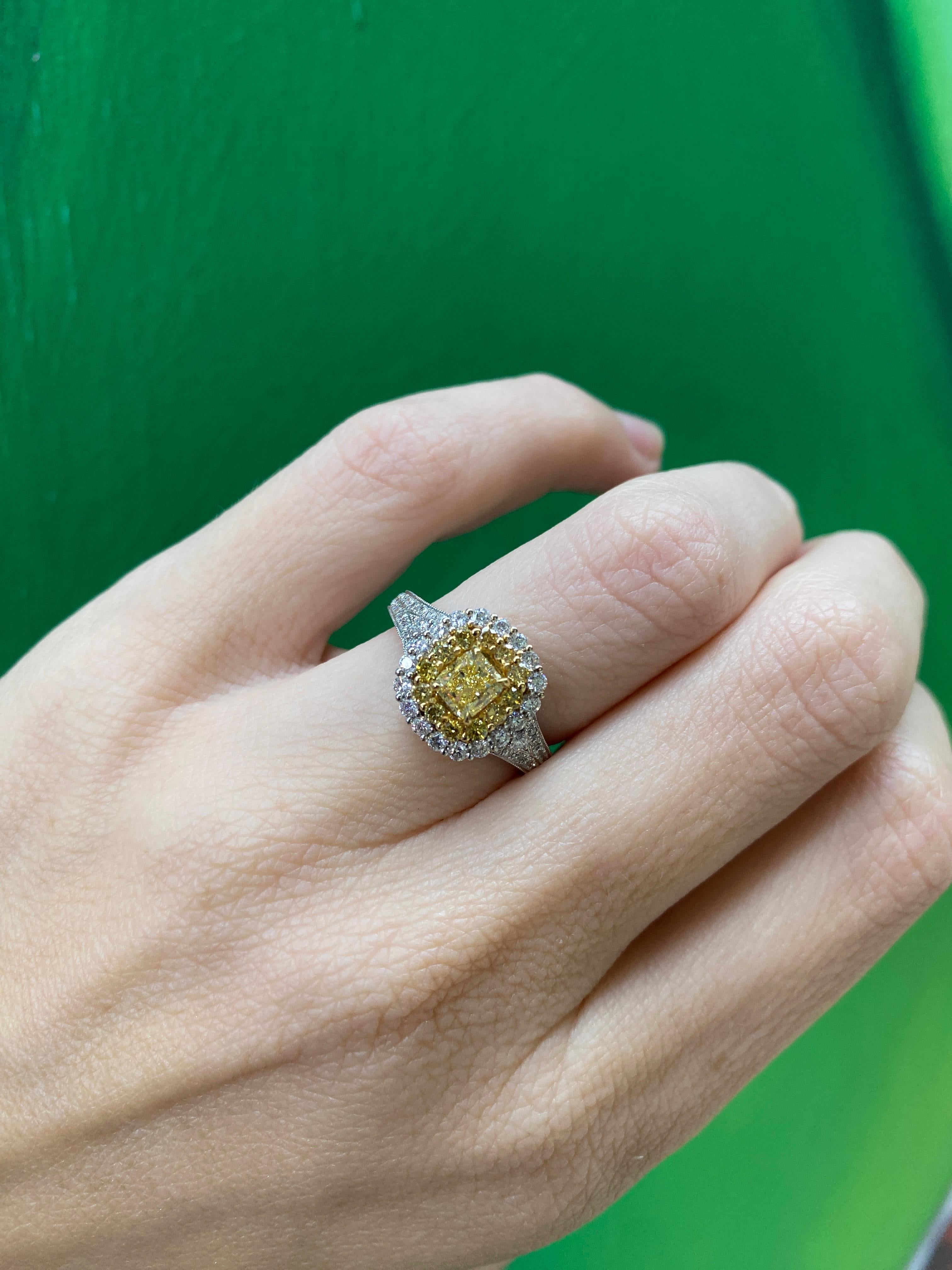0,68 Karat gelber Fancy-Diamant in 18 Karat Gold, kissenförmiger Doppel Halo im Angebot 3