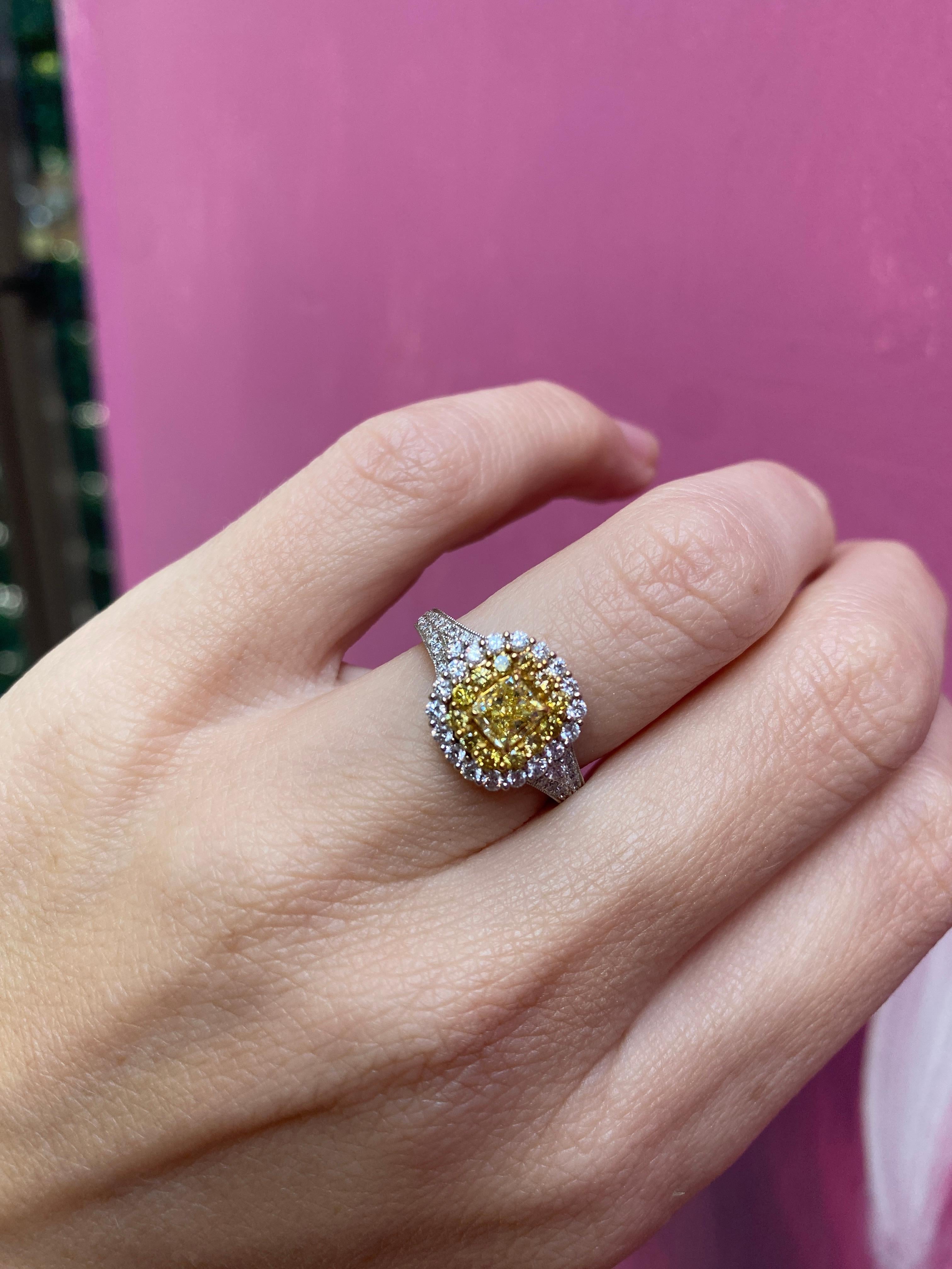 0,68 Karat gelber Fancy-Diamant in 18 Karat Gold, kissenförmiger Doppel Halo im Angebot 4