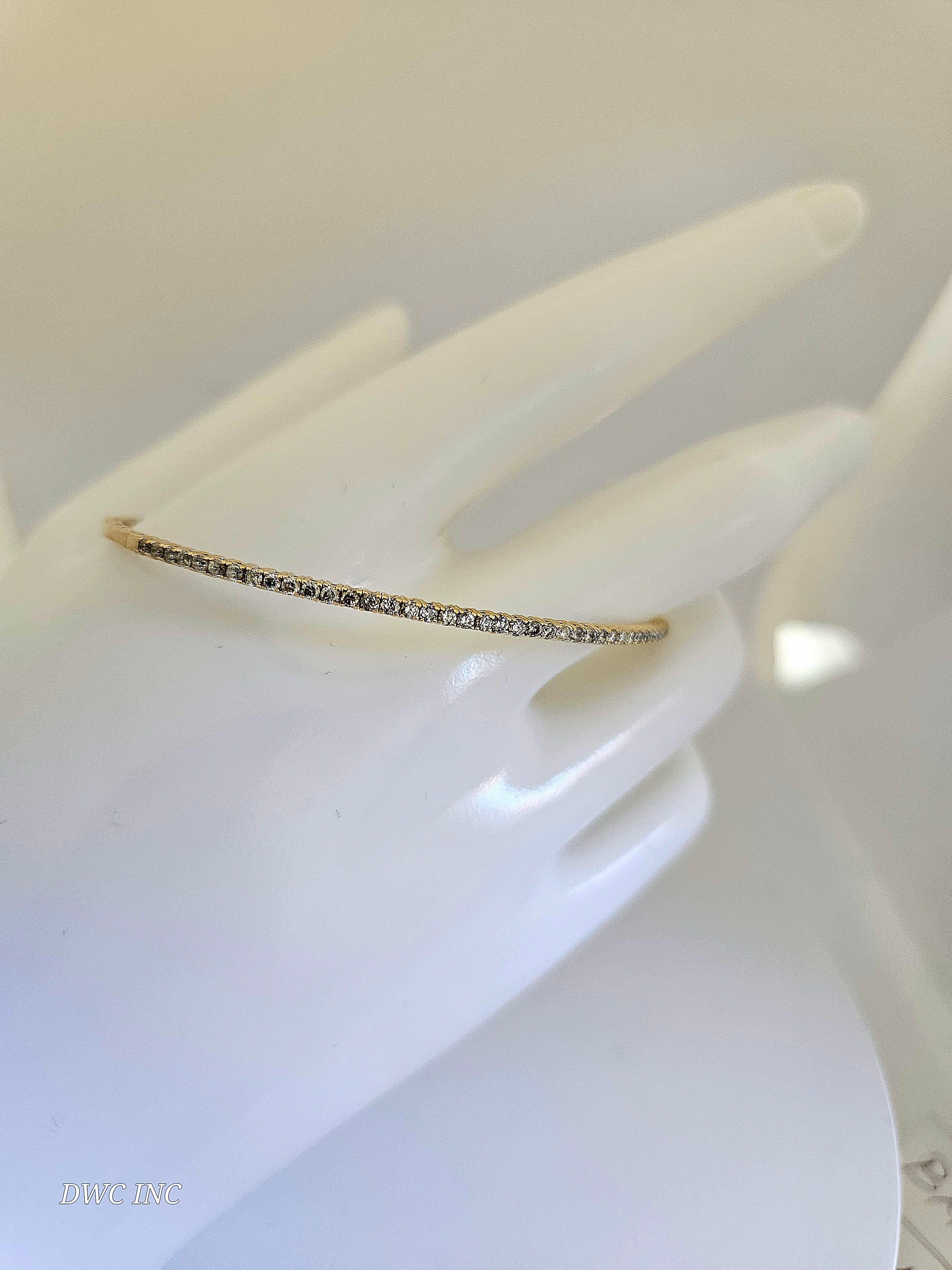 0.68 Carat Diamants naturels Mini Bangle bracelet coupe ronde-brillante  Or jaune 14k. 
7 pouces. 41pcs Moyenne H-,I  1,7 mm de large. Très brillant 5.29 grammes.

*Expédition gratuite à l'intérieur des États-Unis