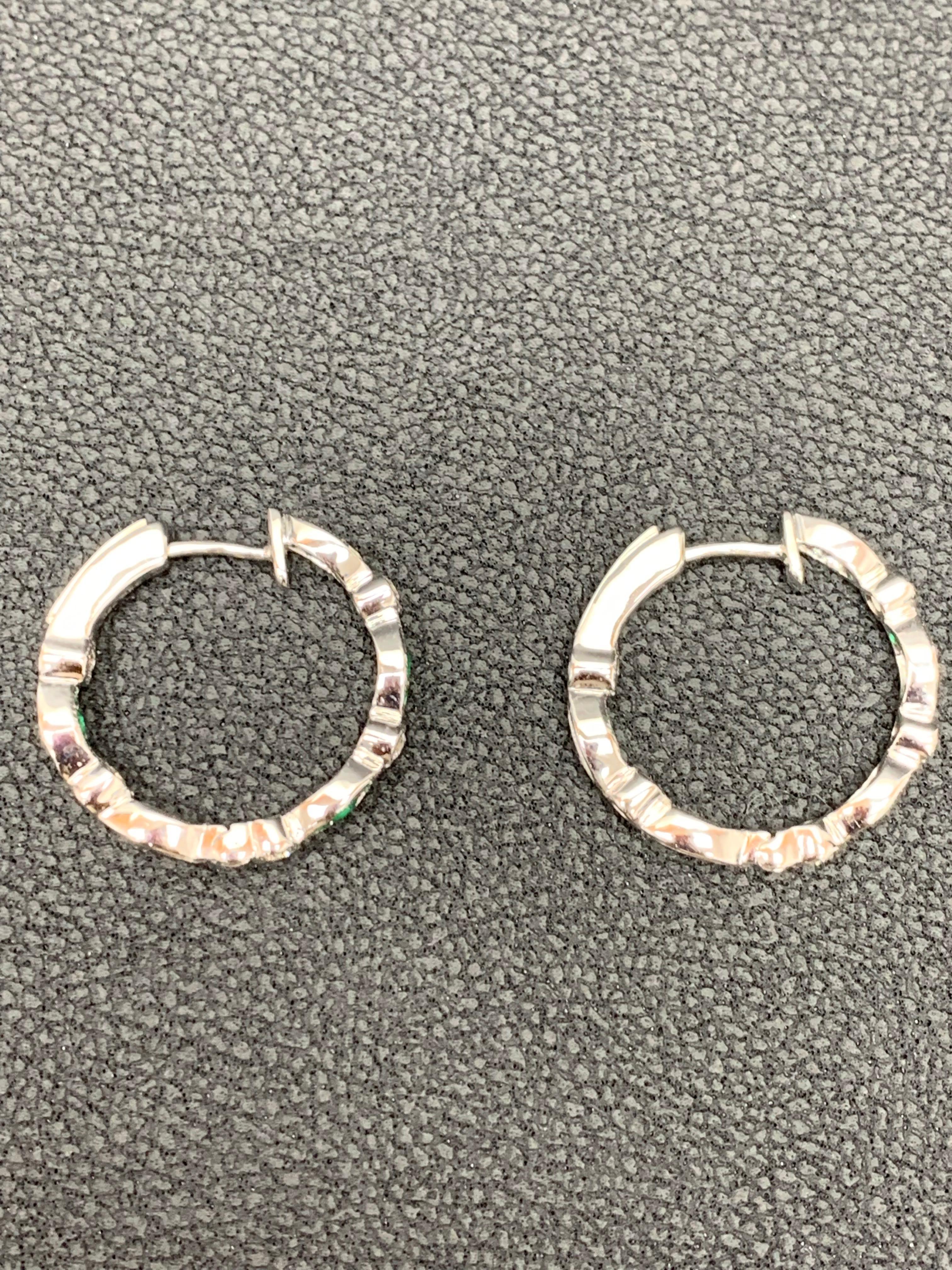 0,68 Karat Smaragd im Rundschliff und Diamant-Ohrringe aus 18 Karat Weißgold im Zustand „Neu“ im Angebot in NEW YORK, NY
