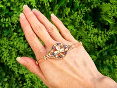 Zafiro de 0,68 quilates, diamante de 0,15 quilates, semilla de perla y pulsera de oro amarillo de 18 quilates