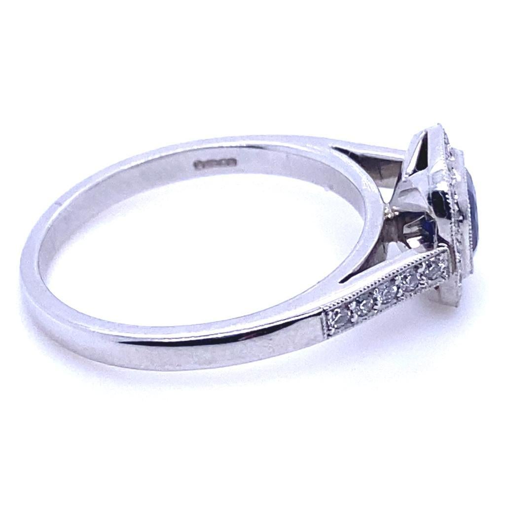 Moderne Bague de fiançailles en platine avec saphir et diamant de 0,68 carat en vente