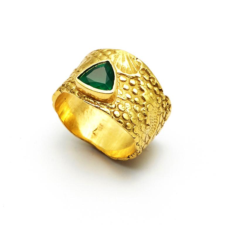 Our signature 18 Karat Gold Seascape Band is a perfect setting for this gorgeous Trilliant Cut Emerald.

Trilliant Cut Emerald 0.68 Carat

Dimensions of Emerald: 5.92mm x 5.92mm
Dimensions of Band: 13.25mm x 1.12mm

Ring size*: 6 3/4

*Ring can be