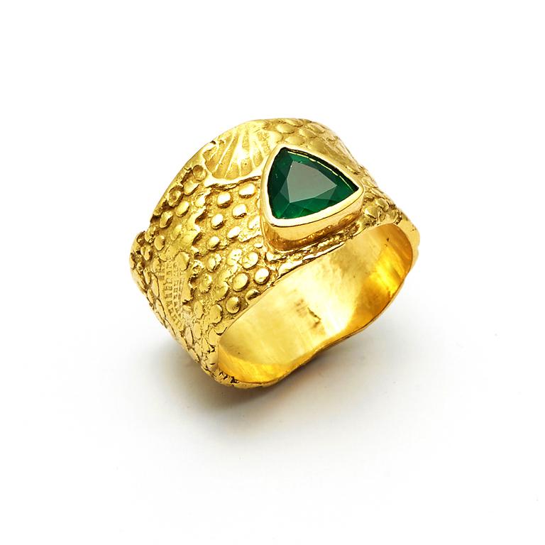 Contemporary 0.68 Carat Trilliant Cut Emerald Set in 18 Karat Gold Seascape Band