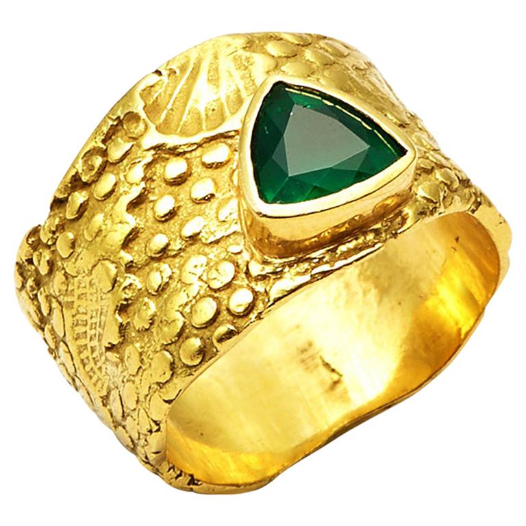 0.68 Carat Trilliant Cut Emerald Set in 18 Karat Gold Seascape Band