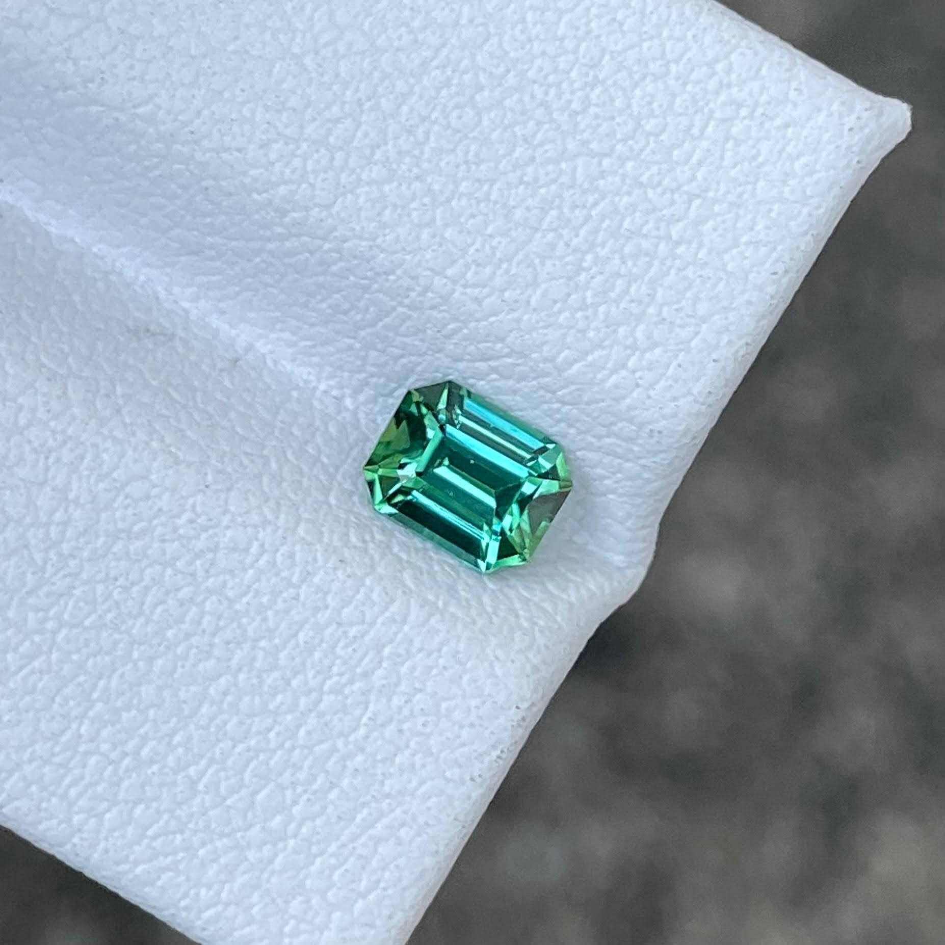 Moderne Pierre tourmaline bleu lagon taille émeraude de 0,68 carat en vente