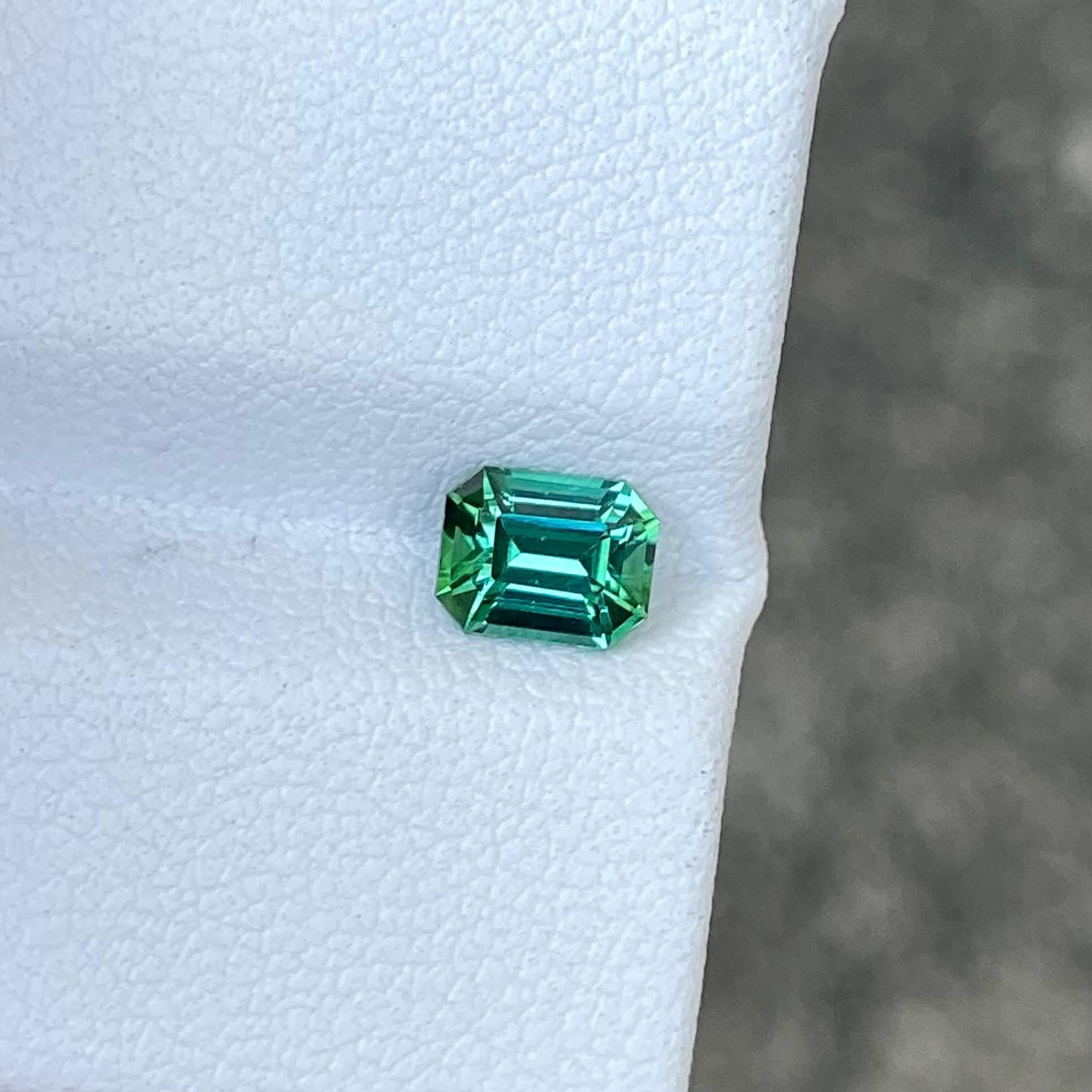 Taille émeraude Pierre tourmaline bleu lagon taille émeraude de 0,68 carat en vente
