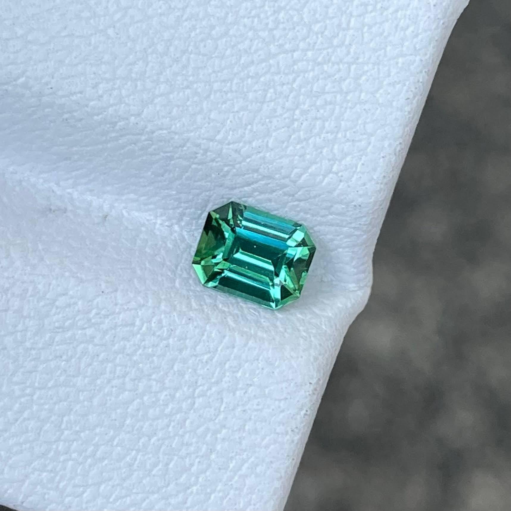 Pierre tourmaline bleu lagon taille émeraude de 0,68 carat Neuf - En vente à Bangkok, TH