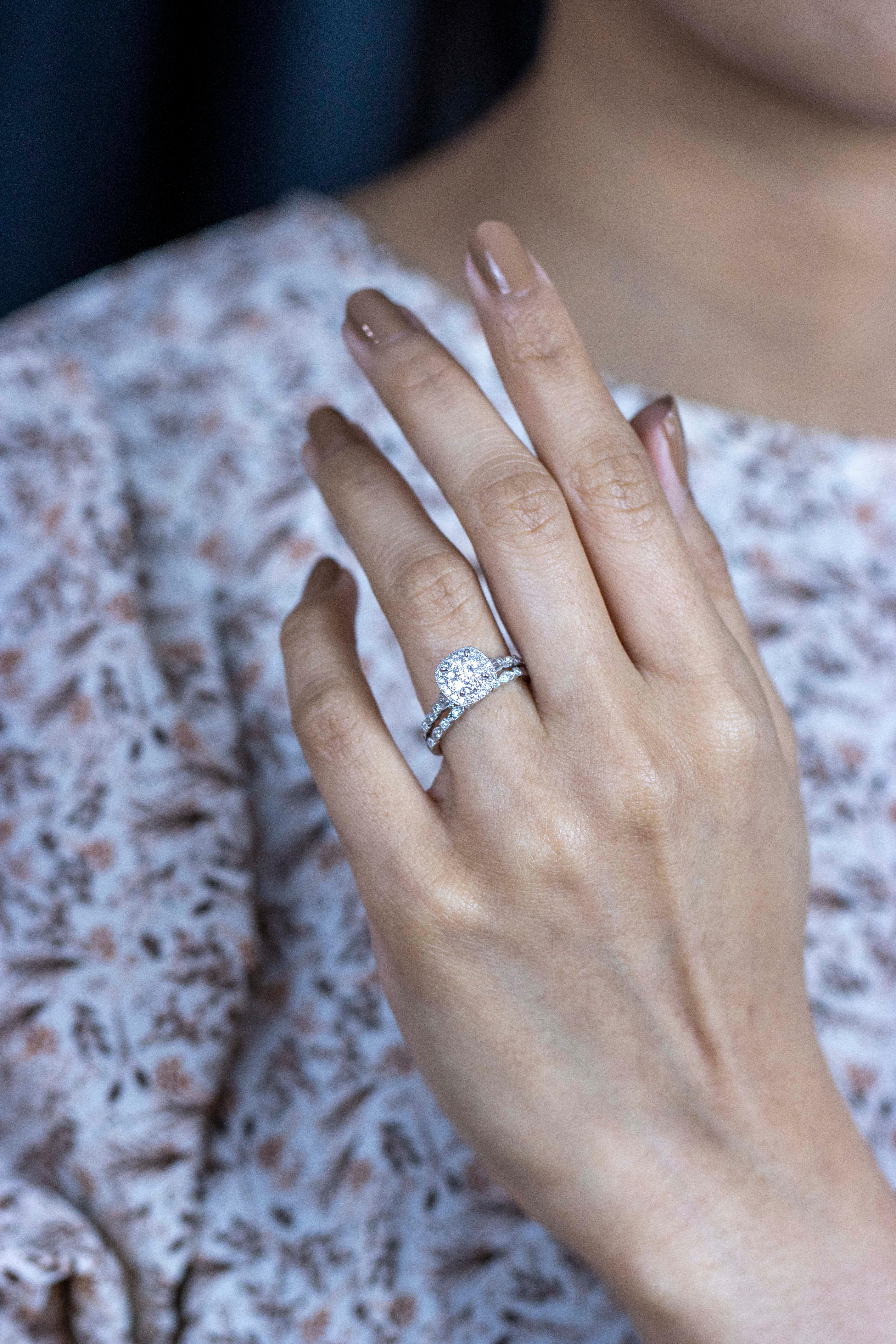 Ensemble bague de fiançailles et d'alliances avec halo de diamants ronds de 0,68 carat au total  Neuf - En vente à New York, NY