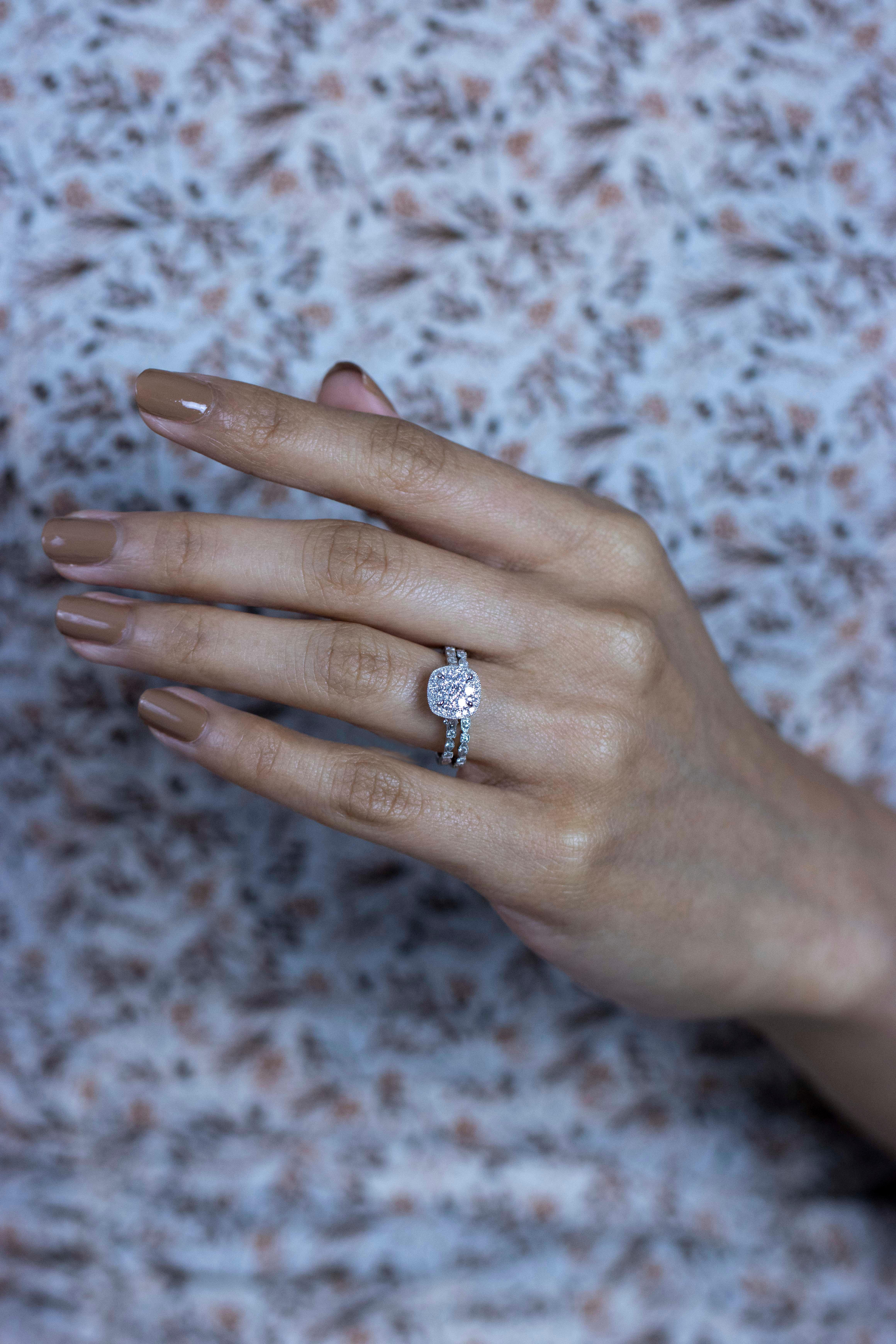 Ensemble bague de fiançailles et d'alliances avec halo de diamants ronds de 0,68 carat au total  Pour femmes en vente