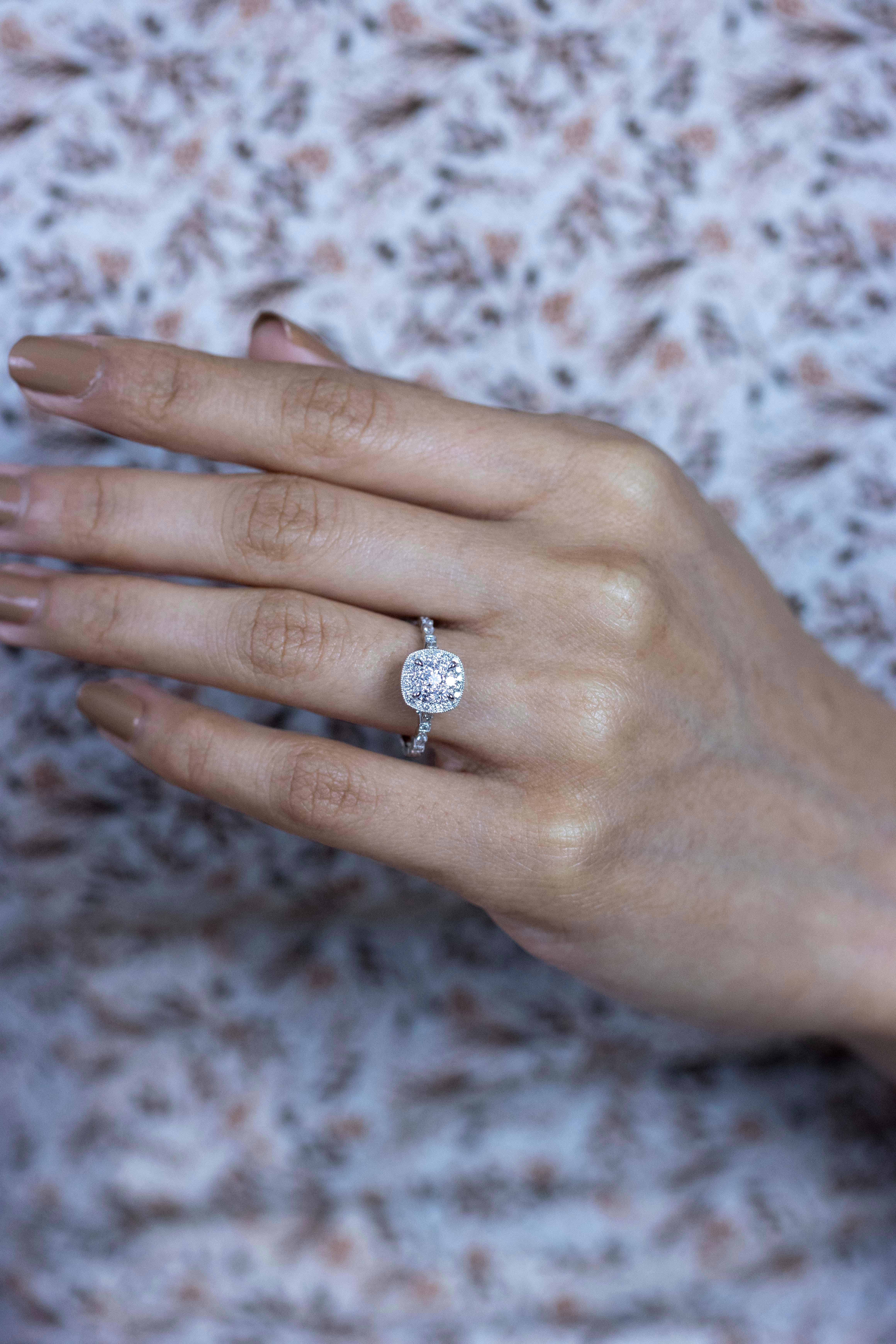 0,68 Karat insgesamt runder Diamant Halo Verlobungs- und Ehering Set  im Angebot 1