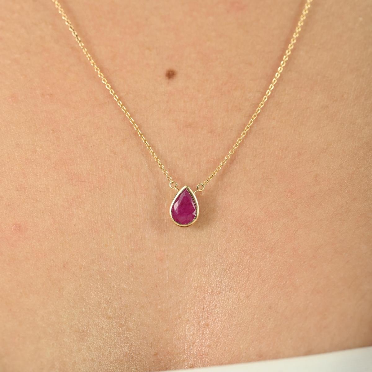 Taille poire Chaîne collier pendentif en or jaune massif 18 carats avec rubis naturel taille poire de 0,68 carat en vente