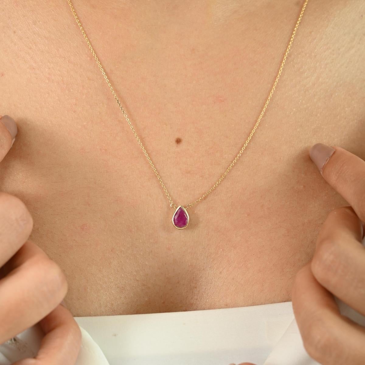 Chaîne collier pendentif en or jaune massif 18 carats avec rubis naturel taille poire de 0,68 carat en vente 3