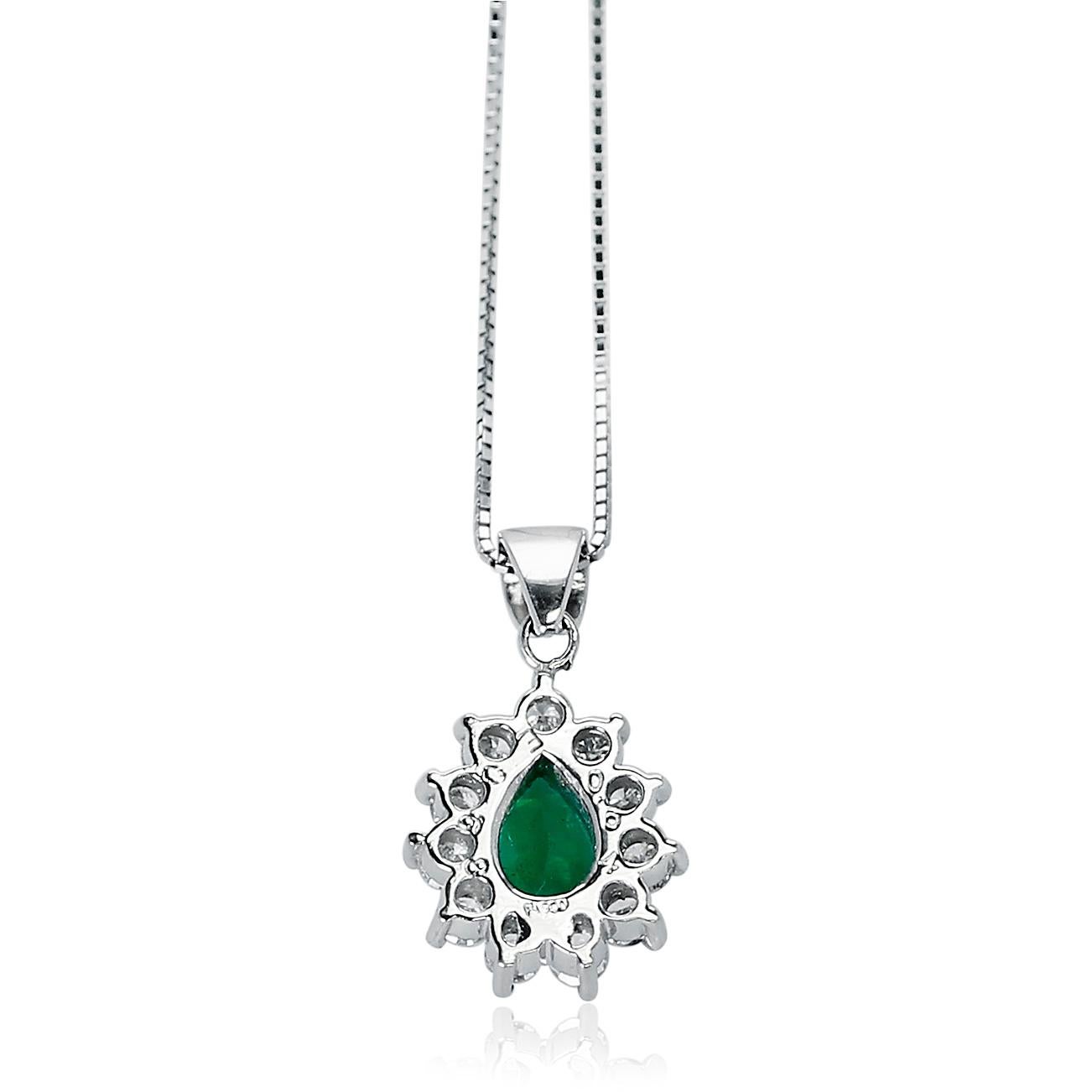 0.68 Ct Pear-Shape Emerald and 0.64 Ct Diamonds Pendant Necklace, Platinum In Excellent Condition For Sale In New York, NY