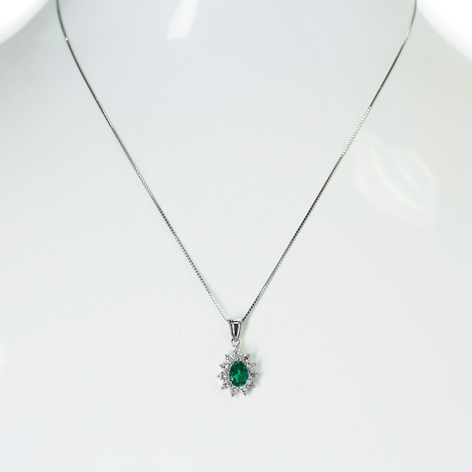 Women's or Men's 0.68 Ct Pear-Shape Emerald and 0.64 Ct Diamonds Pendant Necklace, Platinum For Sale