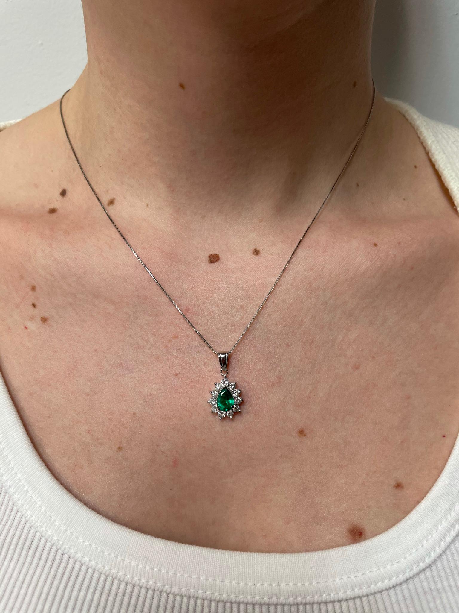0.68 Ct Pear-Shape Emerald and 0.64 Ct Diamonds Pendant Necklace, Platinum For Sale 1