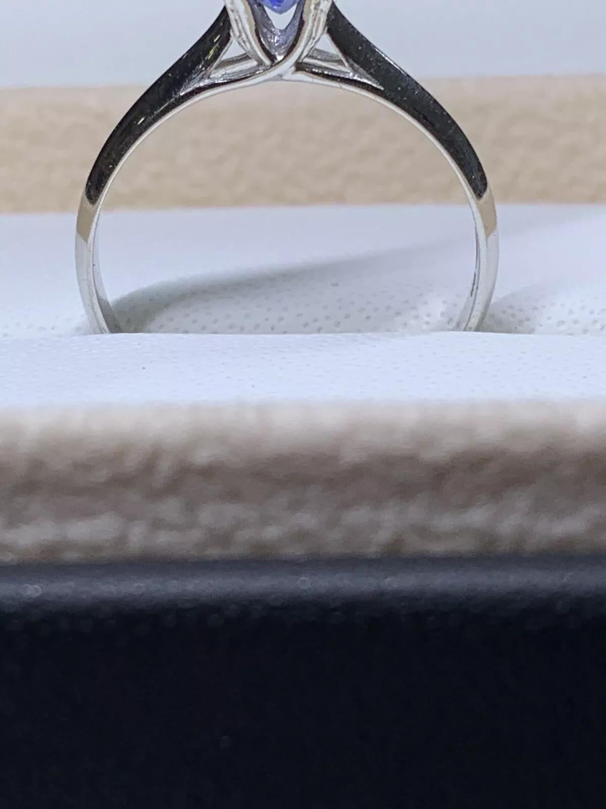 Bague de fiançailles solitaire de forme ovale en or blanc 18 carats avec saphir bleu de 0,68 carat Neuf - En vente à London, GB
