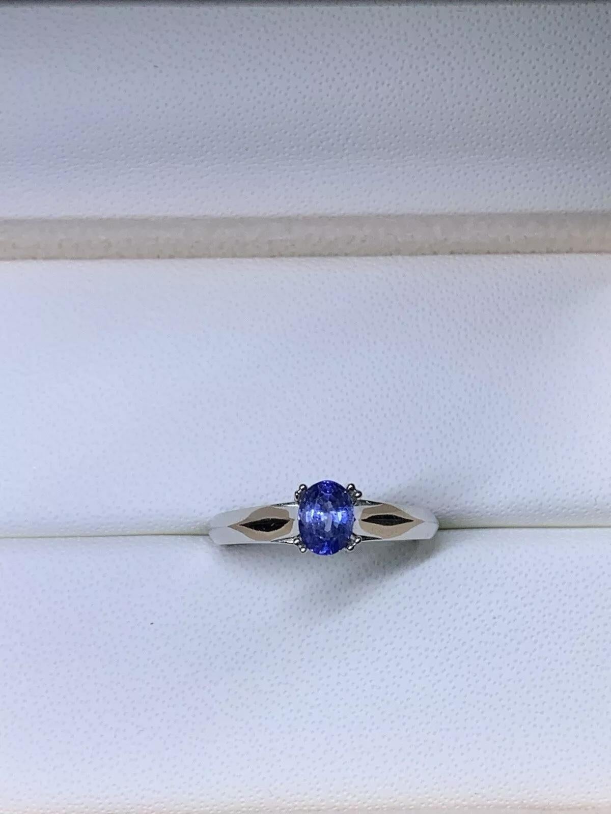 Bague de fiançailles solitaire de forme ovale en or blanc 18 carats avec saphir bleu de 0,68 carat Unisexe en vente