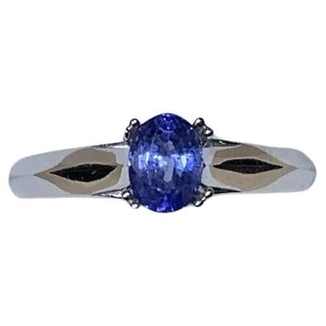 Bague de fiançailles solitaire de forme ovale en or blanc 18 carats avec saphir bleu de 0,68 carat