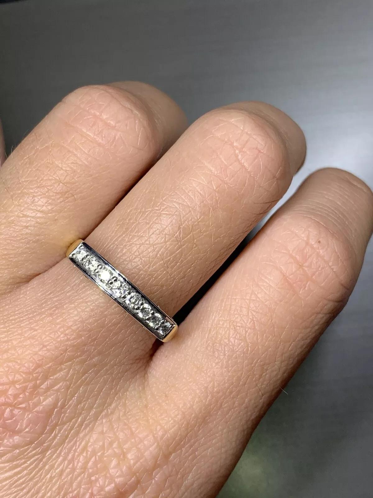 Alliance d'éternité en or jaune et blanc 18 carats avec diamants de 0,68 carat

Alliance classique en diamant en or jaune et blanc 18ct 

Poids total des diamants : 0,68 ct couleur G VS1 clarté.

Poinçonné.

La bague peut être redimensionnée.

Boîte