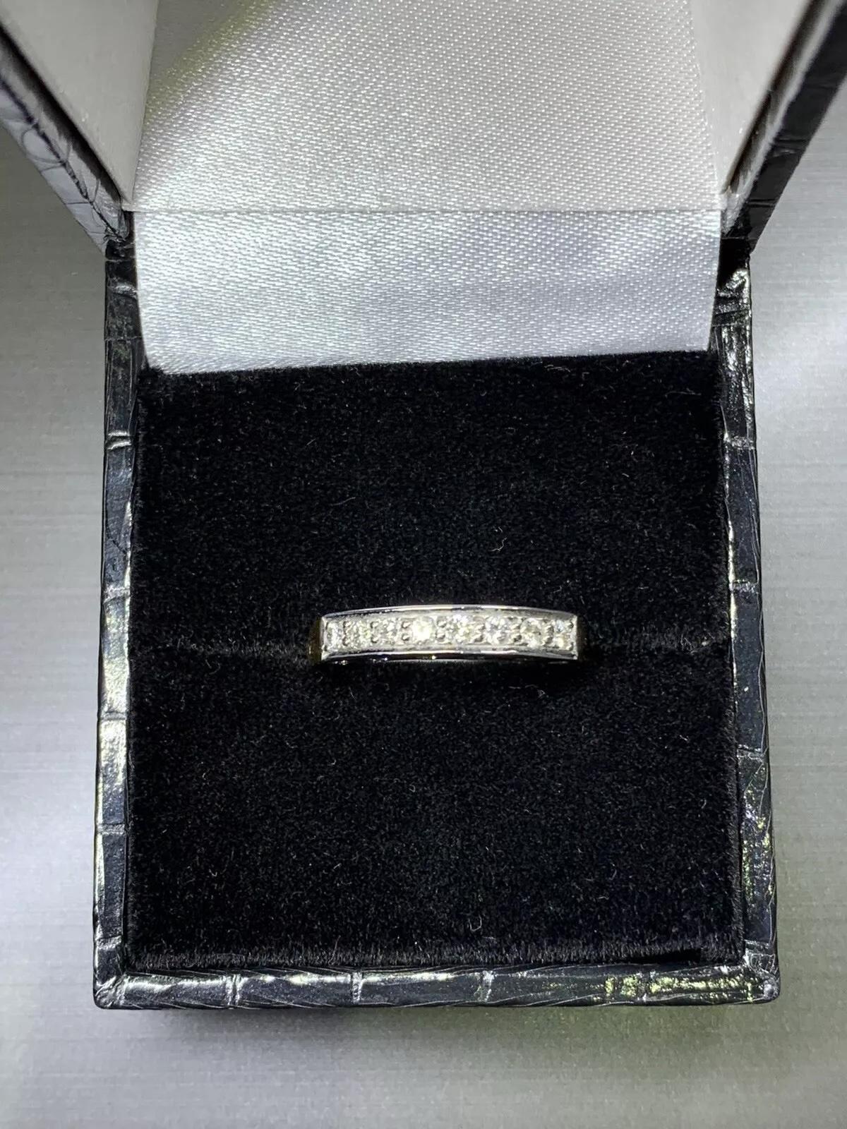 Alliance d'éternité en or jaune et blanc 18 carats avec diamants de 0,68 carat Neuf - En vente à London, GB