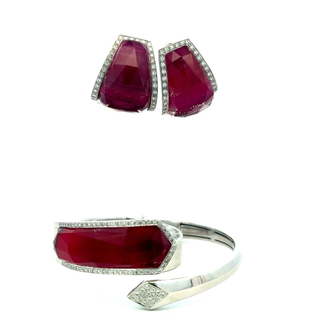 Titel:
0,68ct Runder Brillantdiamant 18K Weißgold Clip-On Ohrringe & Armreif (H SI)
Stil:
Anklipsen
Metall:
18 Karat Weißgold
Edelstein 1:
0,68 Karat Diamant
Anzahl von Steinen:
68
Farbe:
H
Klarheit:
SI
Die Form:
Rund