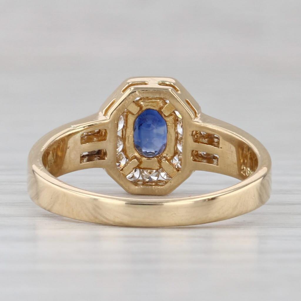Taglio ovale Anello aureolato con diamante e zaffiro blu da 0,68 carati in oro giallo 18 carati, misura 6,5. in vendita
