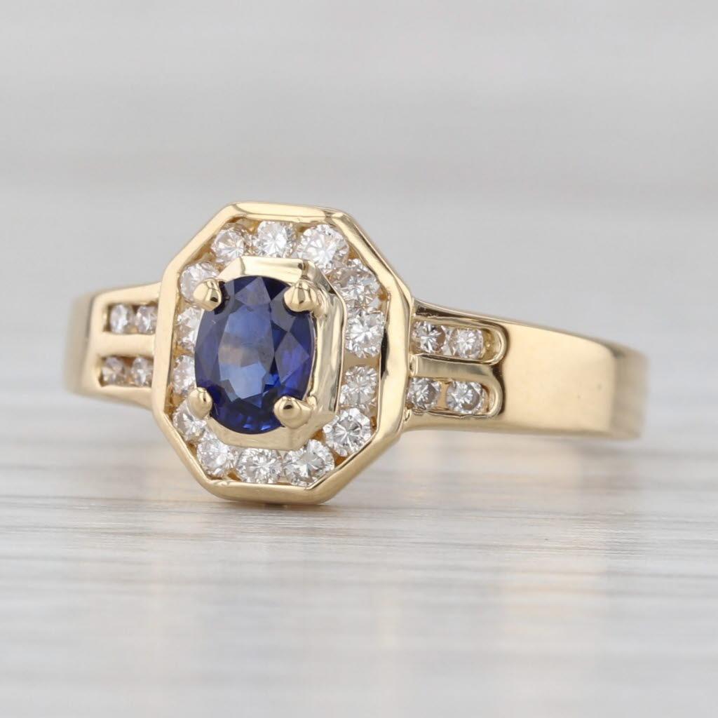 Anello aureolato con diamante e zaffiro blu da 0,68 carati in oro giallo 18 carati, misura 6,5. in vendita 1