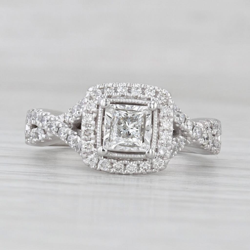 Anello di fidanzamento con diamante aureolato da 0,68 carati in oro bianco 14k, misura 5,5 In condizioni buone in vendita a McLeansville, NC