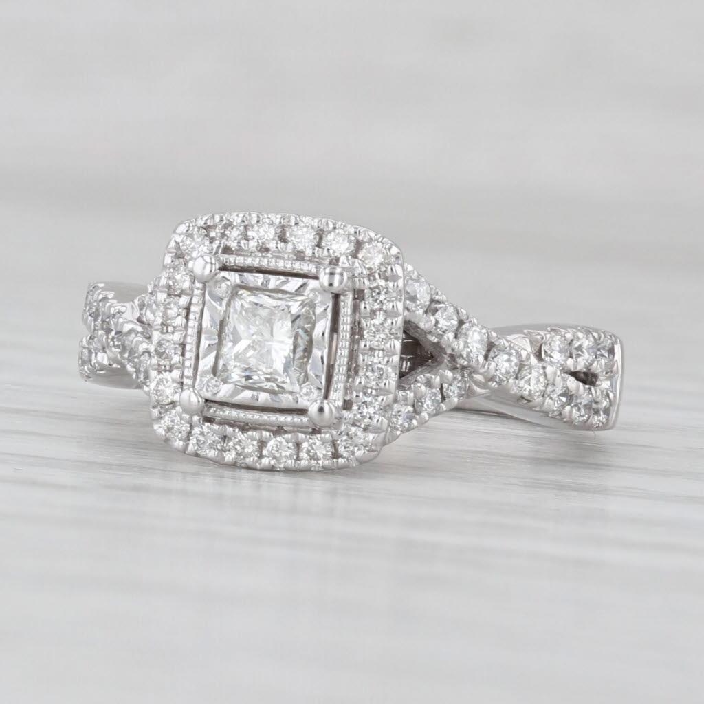 Anello di fidanzamento con diamante aureolato da 0,68 carati in oro bianco 14k, misura 5,5 in vendita 1