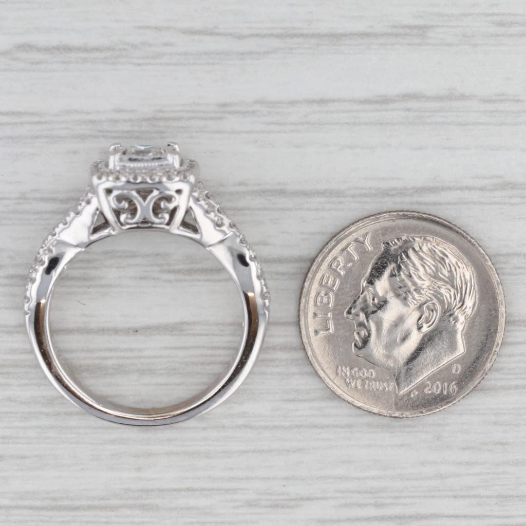 Anello di fidanzamento con diamante aureolato da 0,68 carati in oro bianco 14k, misura 5,5 in vendita 2