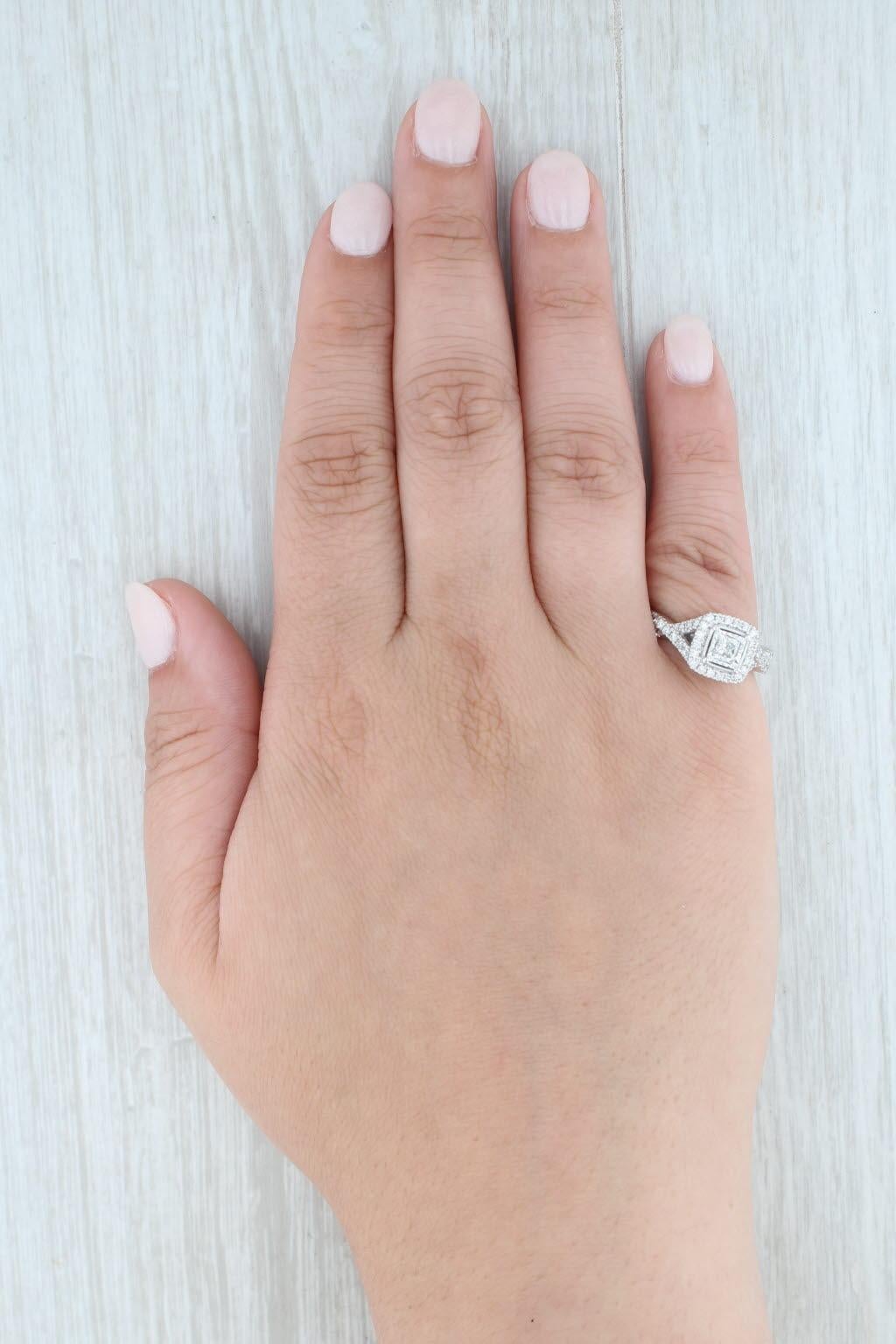Anello di fidanzamento con diamante aureolato da 0,68 carati in oro bianco 14k, misura 5,5 in vendita 4
