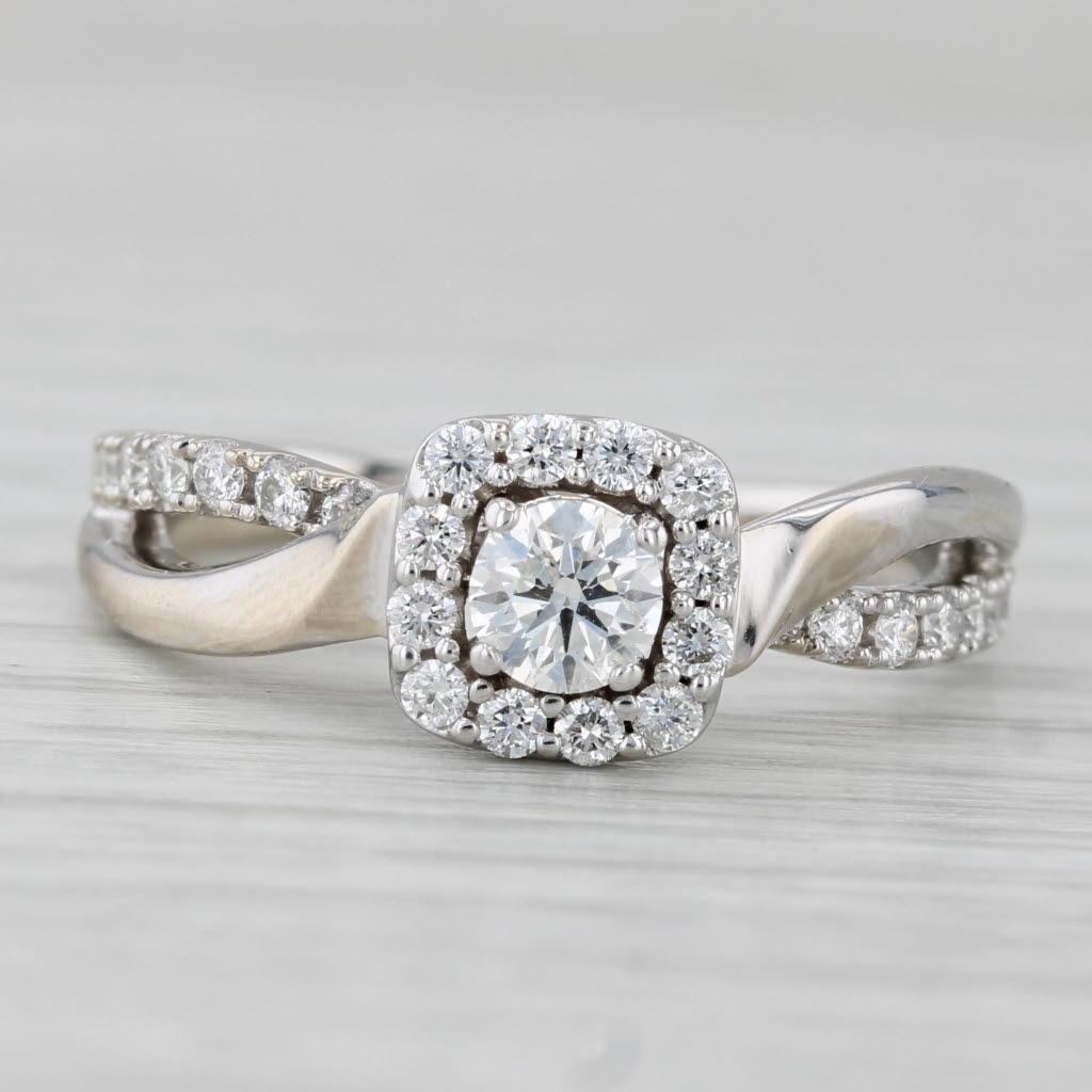 0.68ctw Anillo de compromiso con halo de diamantes redondos Oro blanco 14k Talla 8 en Bueno estado para la venta en McLeansville, NC
