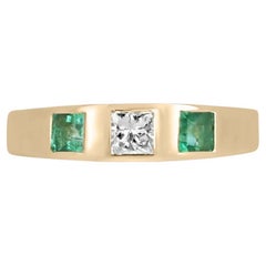 Anello con castone a tre pietre da 0,68tcw 14K con smeraldo naturale taglio principessa e trilogia di diamanti