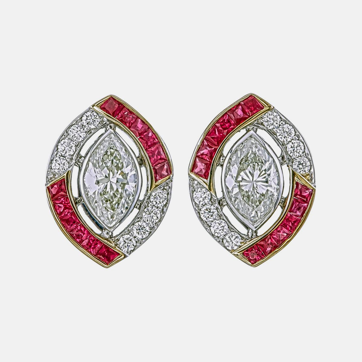 Gli eleganti orecchini con rubino birmano e diamanti di REWA jewels sono realizzati a mano in oro bianco 18 carati.

Dispone di 24 pezzi di  Rubini Burma No Heat di forma quadrata per un peso di 0,69 carati circa.

Tempestato da 16 diamanti rotondi