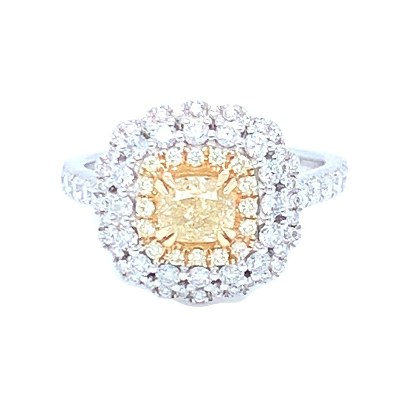 Bague en or 14 carats sertie d'un halo de diamants blancs et de diamants jaunes taille coussin de 0,69 carat
