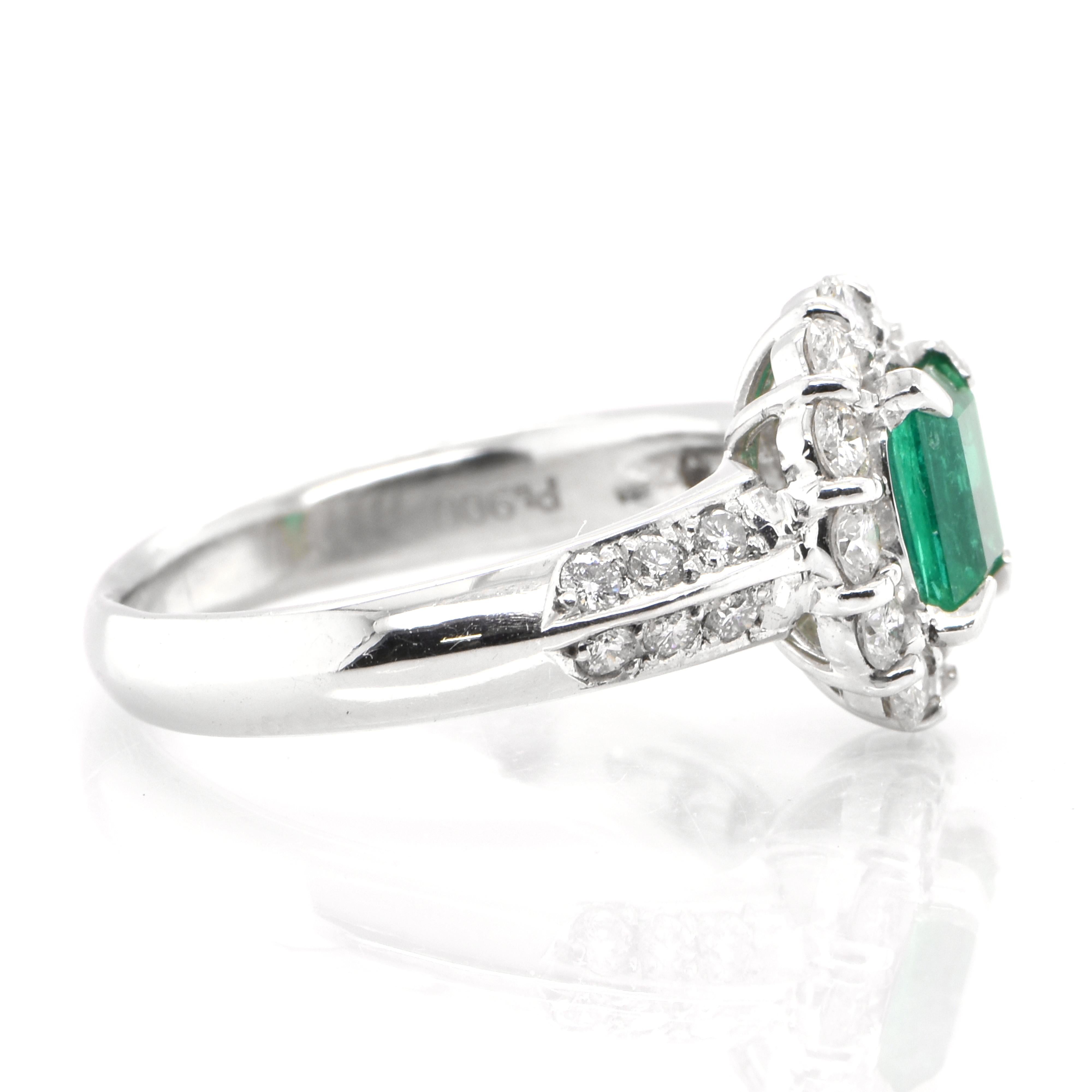 0.69 Carat Natural Emerald and Diamond Engagement Ring Set in Platinum In Excellent Condition In Tokyo, JP