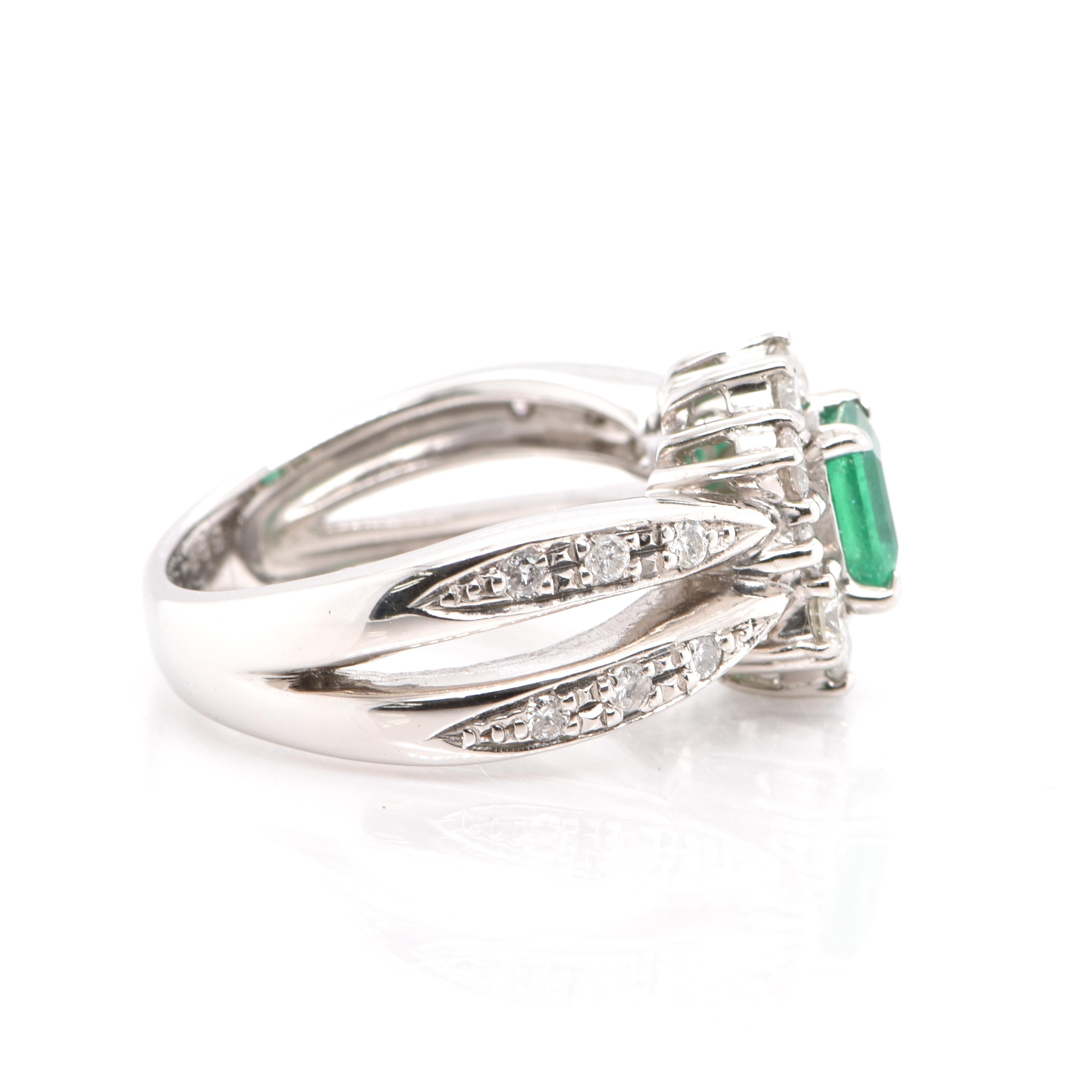 0.69 Carat Natural Emerald and Diamond Ring Set in Platinum In Excellent Condition For Sale In Tokyo, JP
