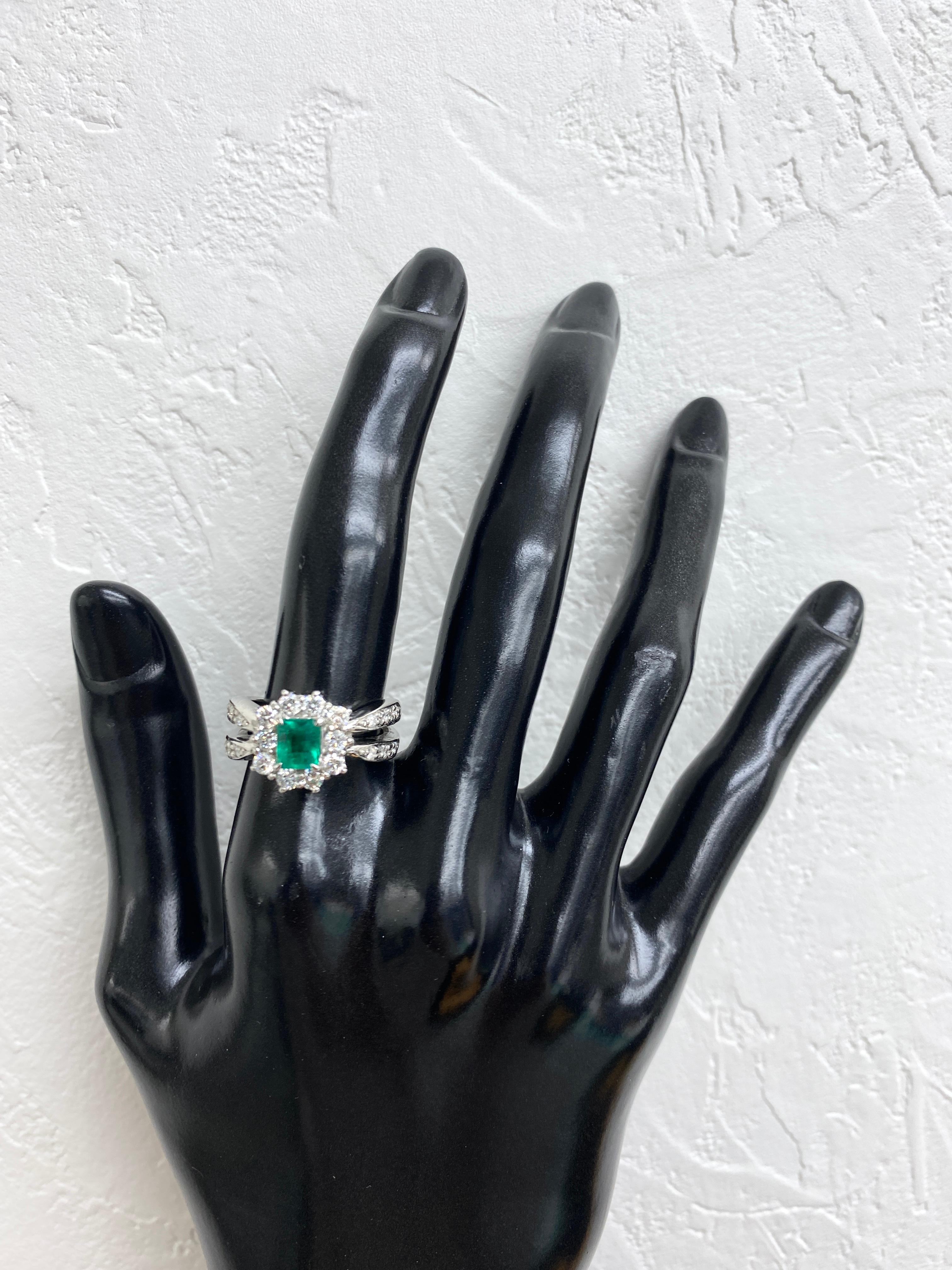 Women's 0.69 Carat Natural Emerald and Diamond Ring Set in Platinum For Sale