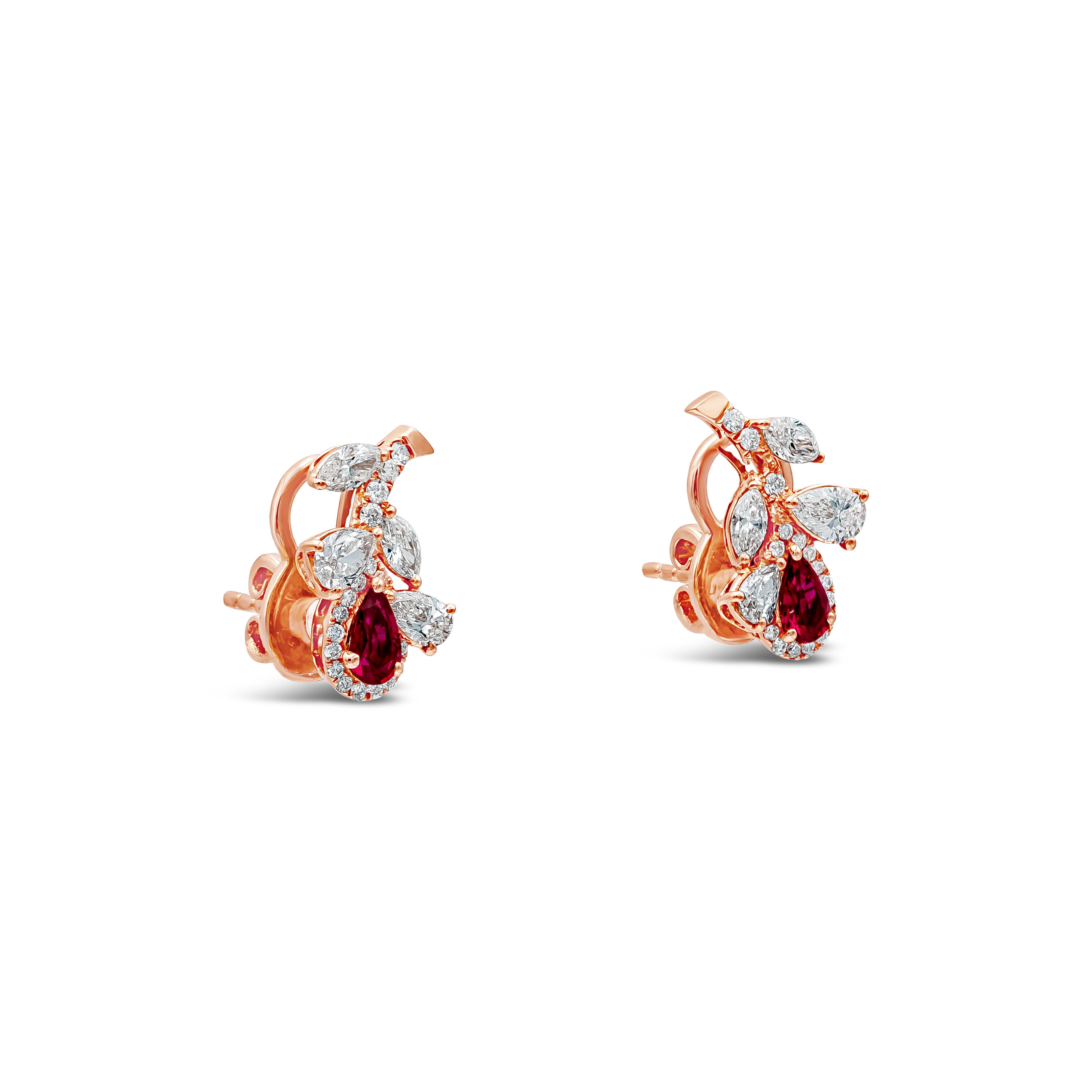 Une paire de boucles d'oreilles à la mode présentant un diamant de taille poire et marquise, des saphirs bleus et des rubis rouges en forme de poire sertis dans une fleur. La fleur est sertie d'un diamant de taille poire et marquise pesant environ