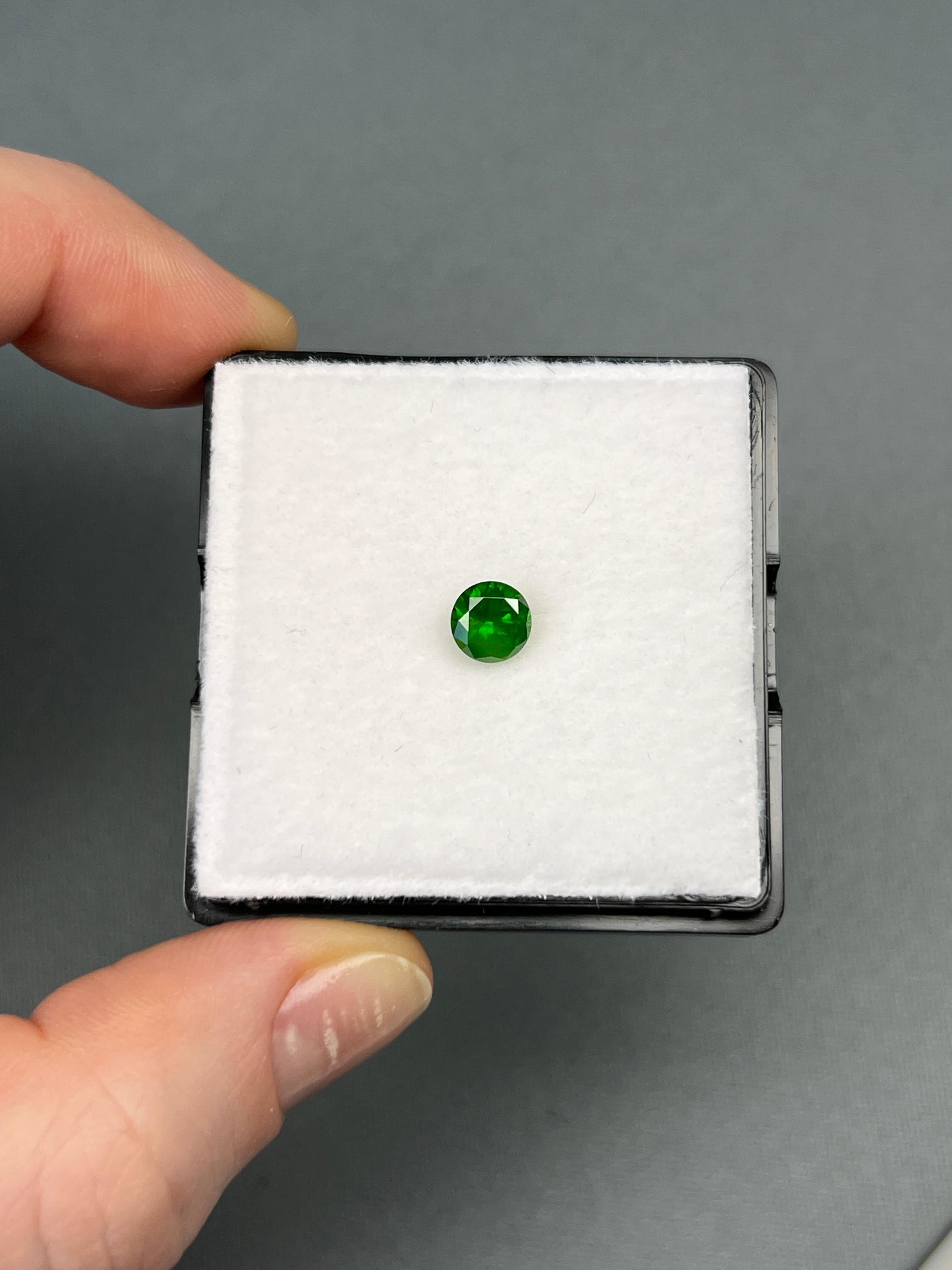 Moderne Pierre précieuse non sertie d'une queue de cheval incluse, grenat démantoïde russe de 0.69 carat en vente
