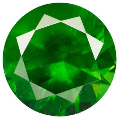 Pierre précieuse non sertie d'une queue de cheval incluse, grenat démantoïde russe de 0.69 carat