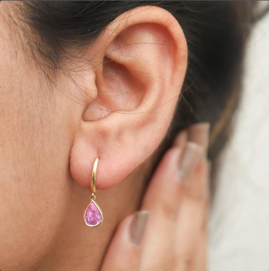 Orecchino a goccia con zaffiro rosa taglio pera, oro  Orecchini d'oro con zaffiro rosa perlato naturale incastonato  Orecchini con zaffiro rosa taglio pera, oro

DETTAGLI DELLA GEMMA :
✦ Pietra preziosa: Zaffiro rosa
✦ Tipo di gemma : Nature
✦